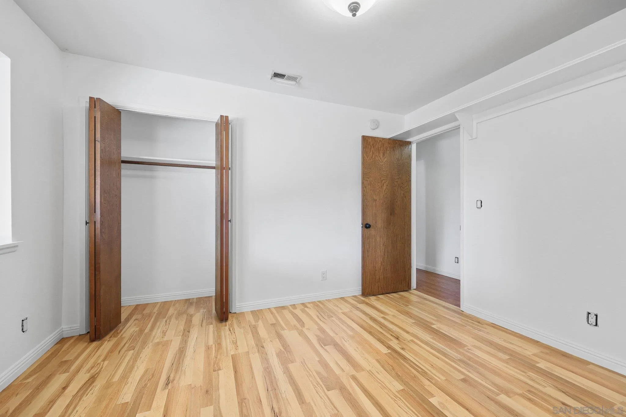 https://cdn.realtyfeed.com/cdn/127/260005101/9a68ff9f80cf43c62c162b762b1cab12.webp