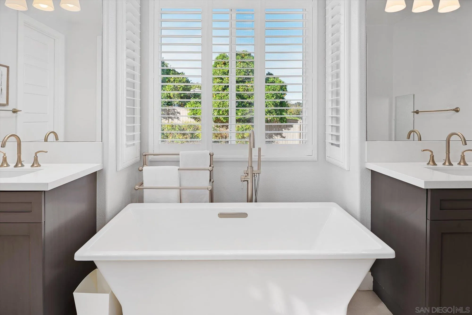 https://cdn.realtyfeed.com/cdn/127/260005133/eb89c5914255cb735450091a461abca3.webp
