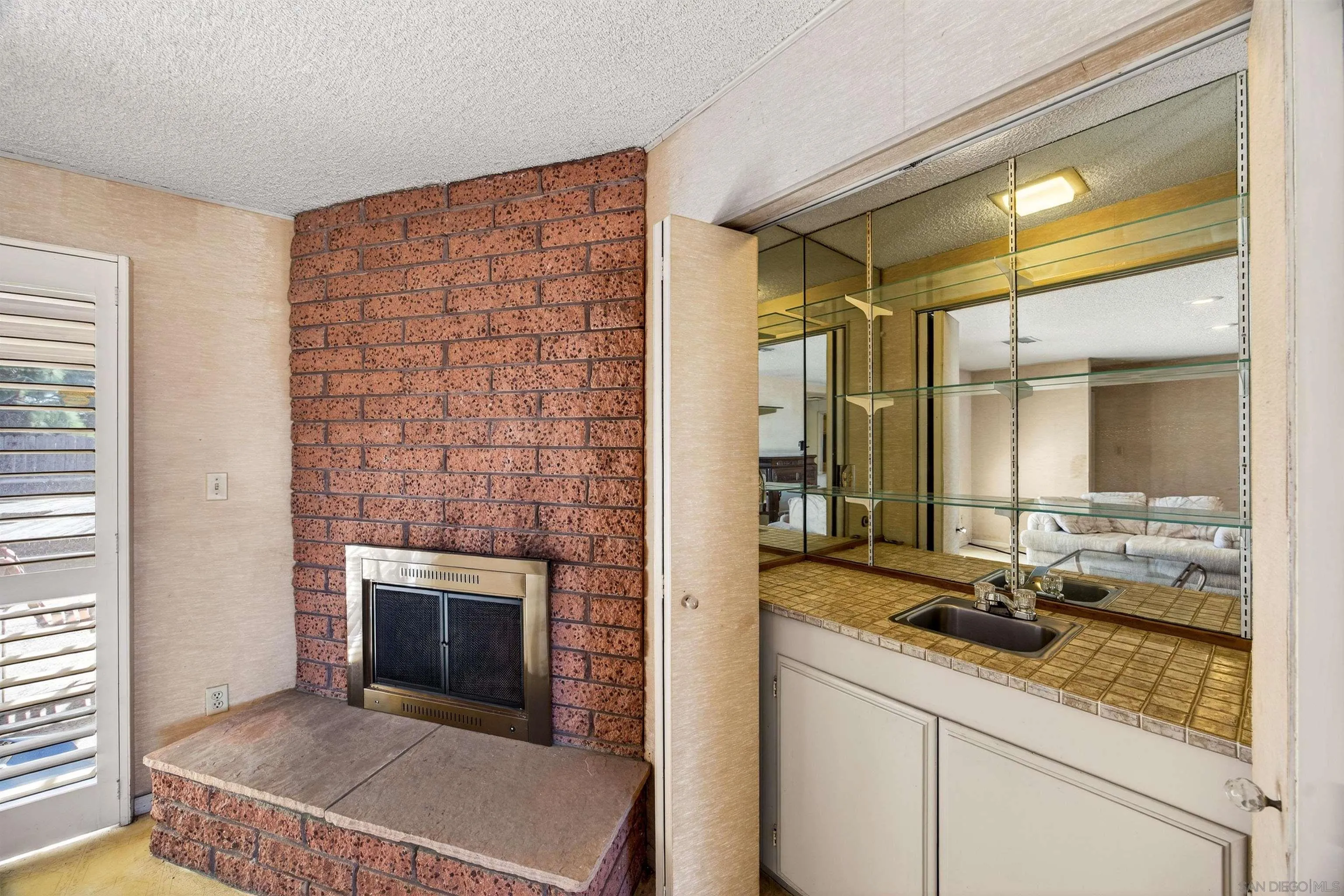 https://cdn.realtyfeed.com/cdn/127/260005146/5e37b8e7da301b996b93856c04237ea6.webp