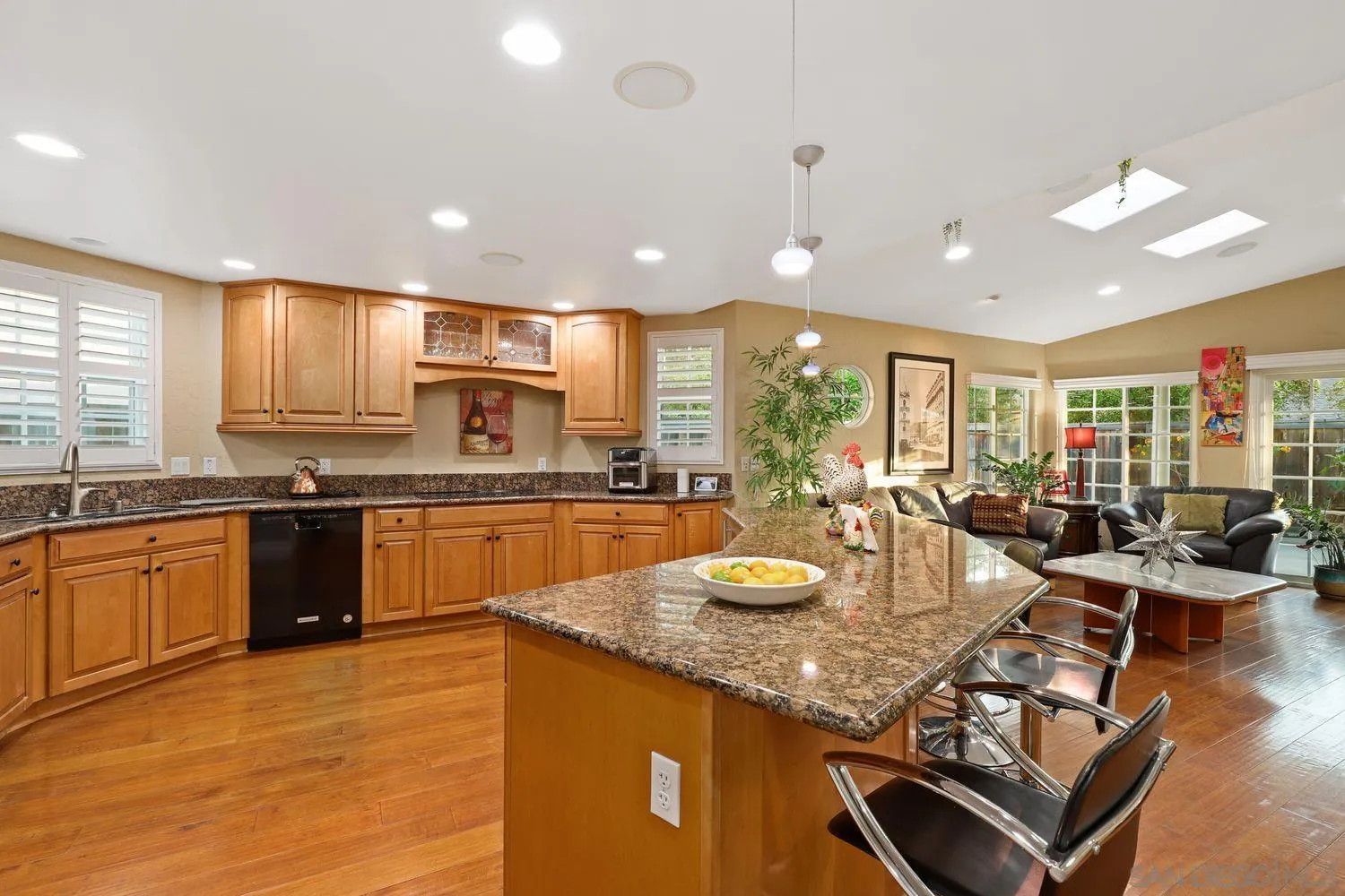 https://cdn.realtyfeed.com/cdn/127/260005165/692c2ecbd0f4ec5a6c897bd48e384c61.webp