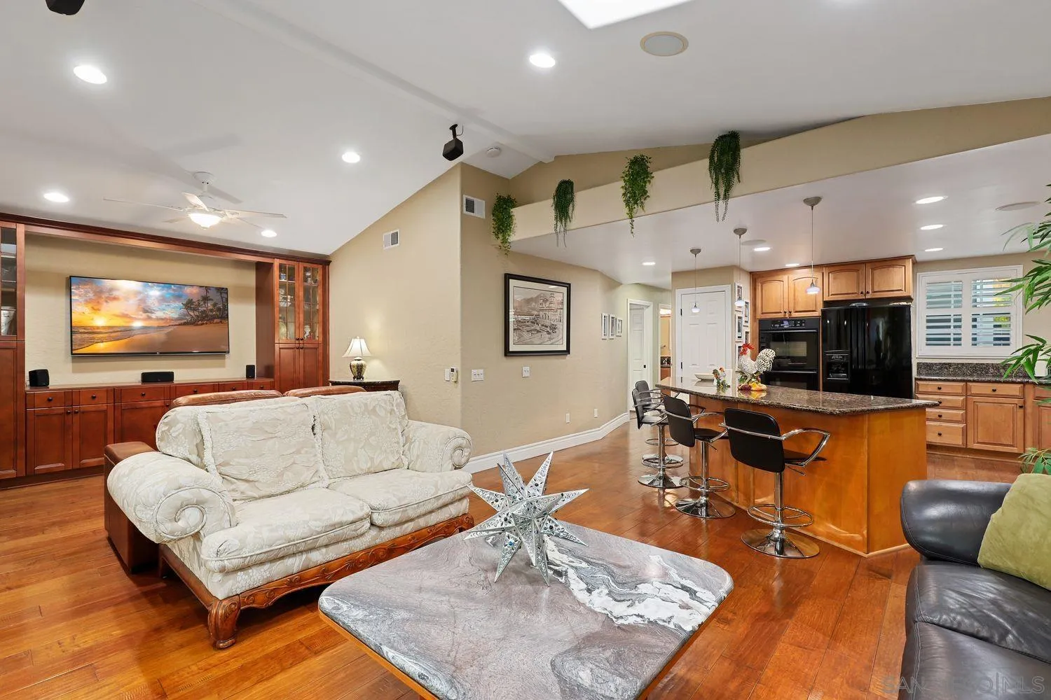 https://cdn.realtyfeed.com/cdn/127/260005165/7b3ef21c5296d0e0ff8ae718df38dcc5.webp