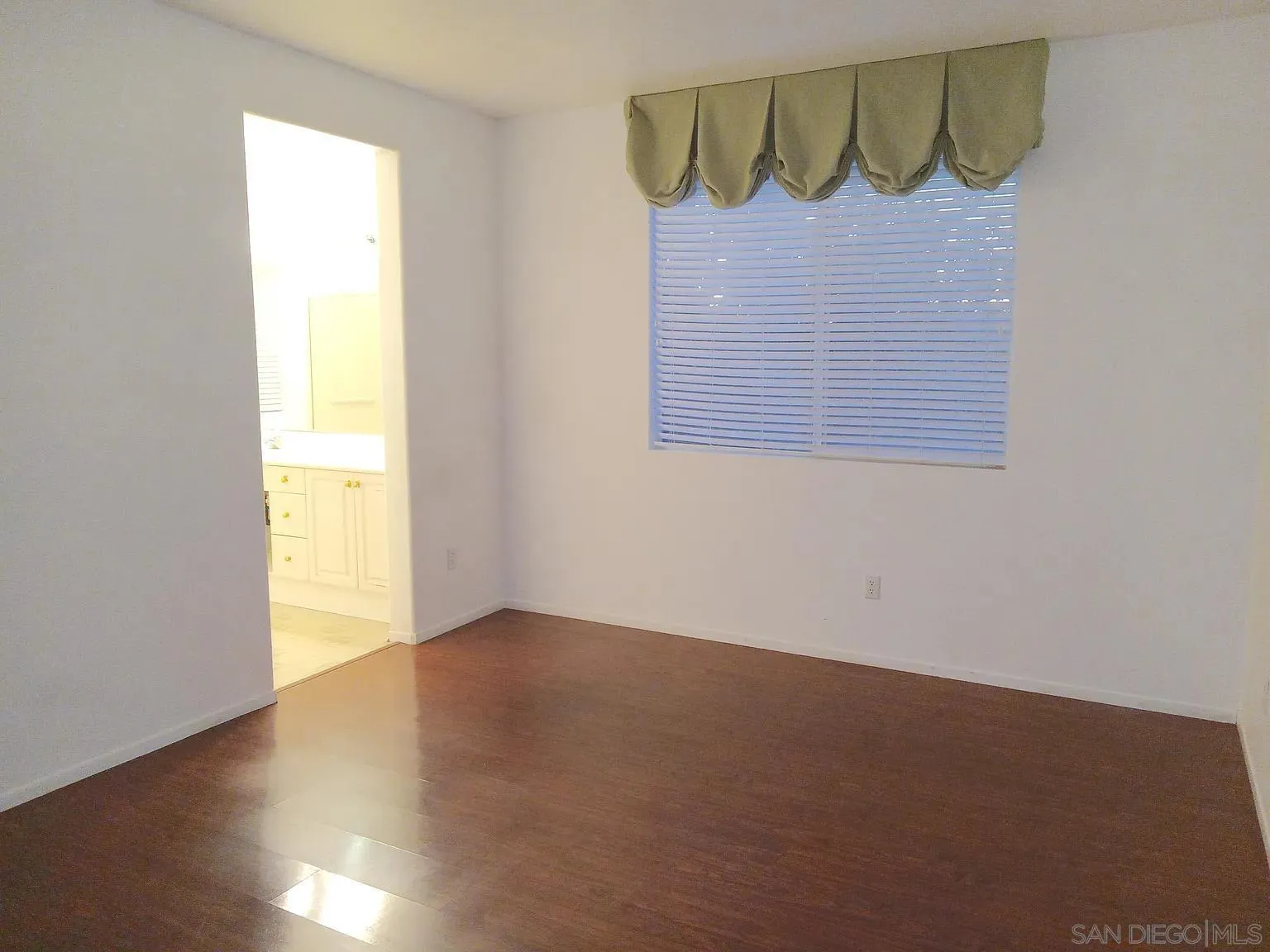 https://cdn.realtyfeed.com/cdn/127/260005208/d8cae7d483e0b1e5dc0a1ce5cca61289.webp