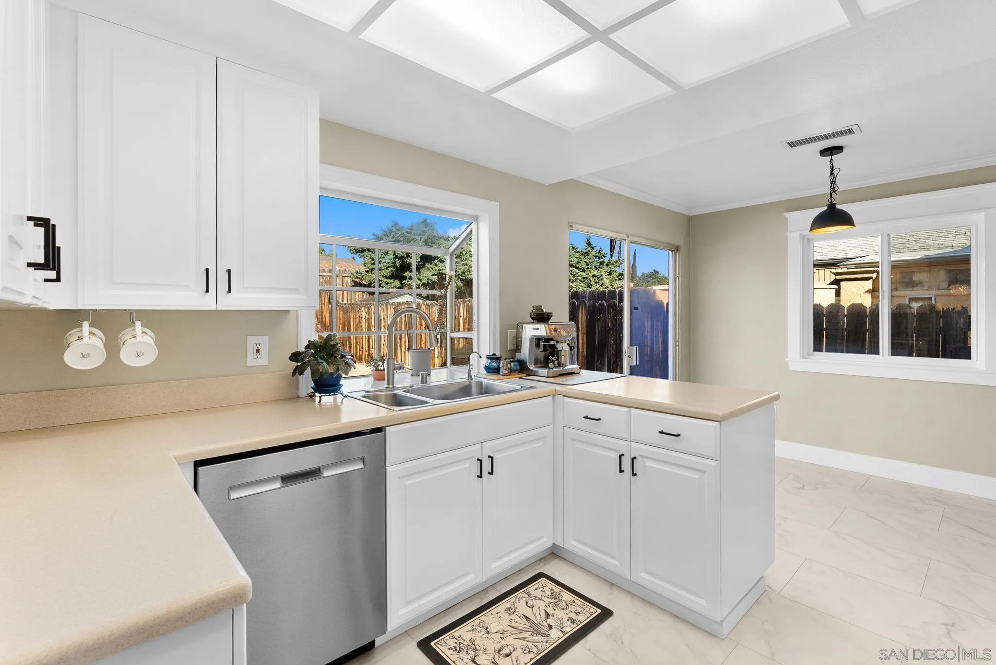 https://cdn.realtyfeed.com/cdn/127/260005210/052317fe4966beb3face912ee53e69ac.webp
