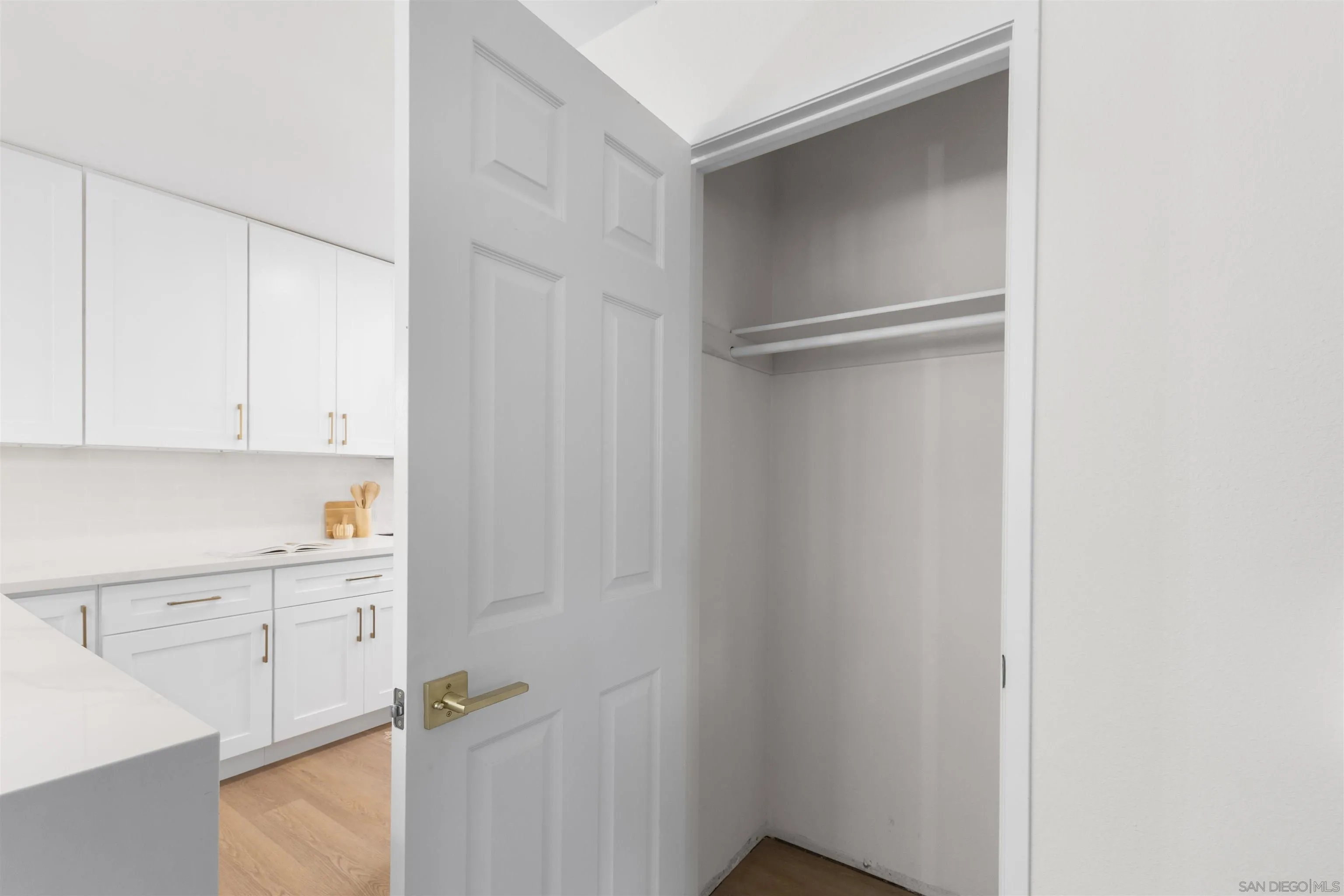 https://cdn.realtyfeed.com/cdn/127/260005218/11240dc7f7736076741300f5b947bea6.webp
