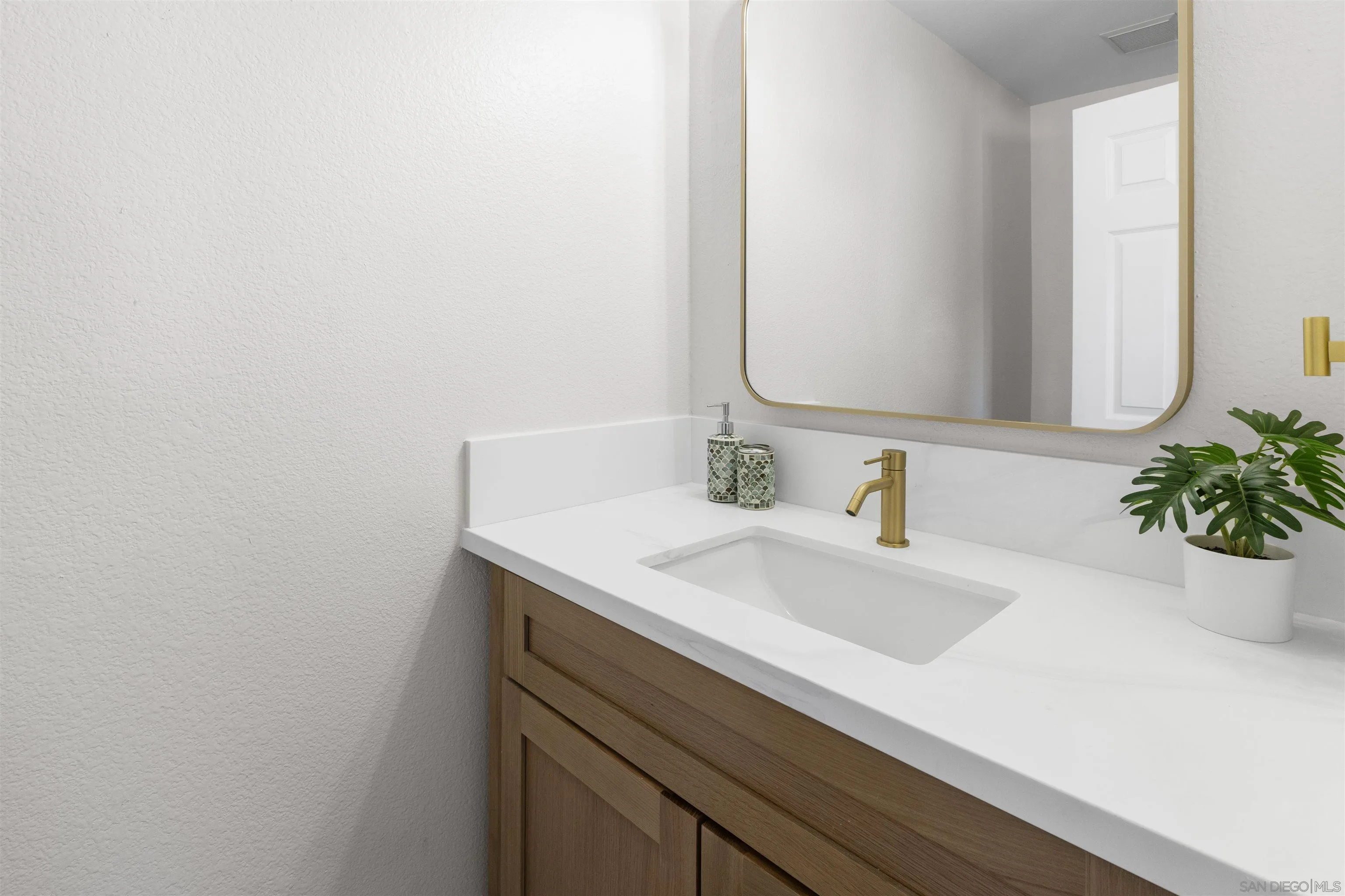 https://cdn.realtyfeed.com/cdn/127/260005218/965478afc3ef70e30964884c6336fac4.webp