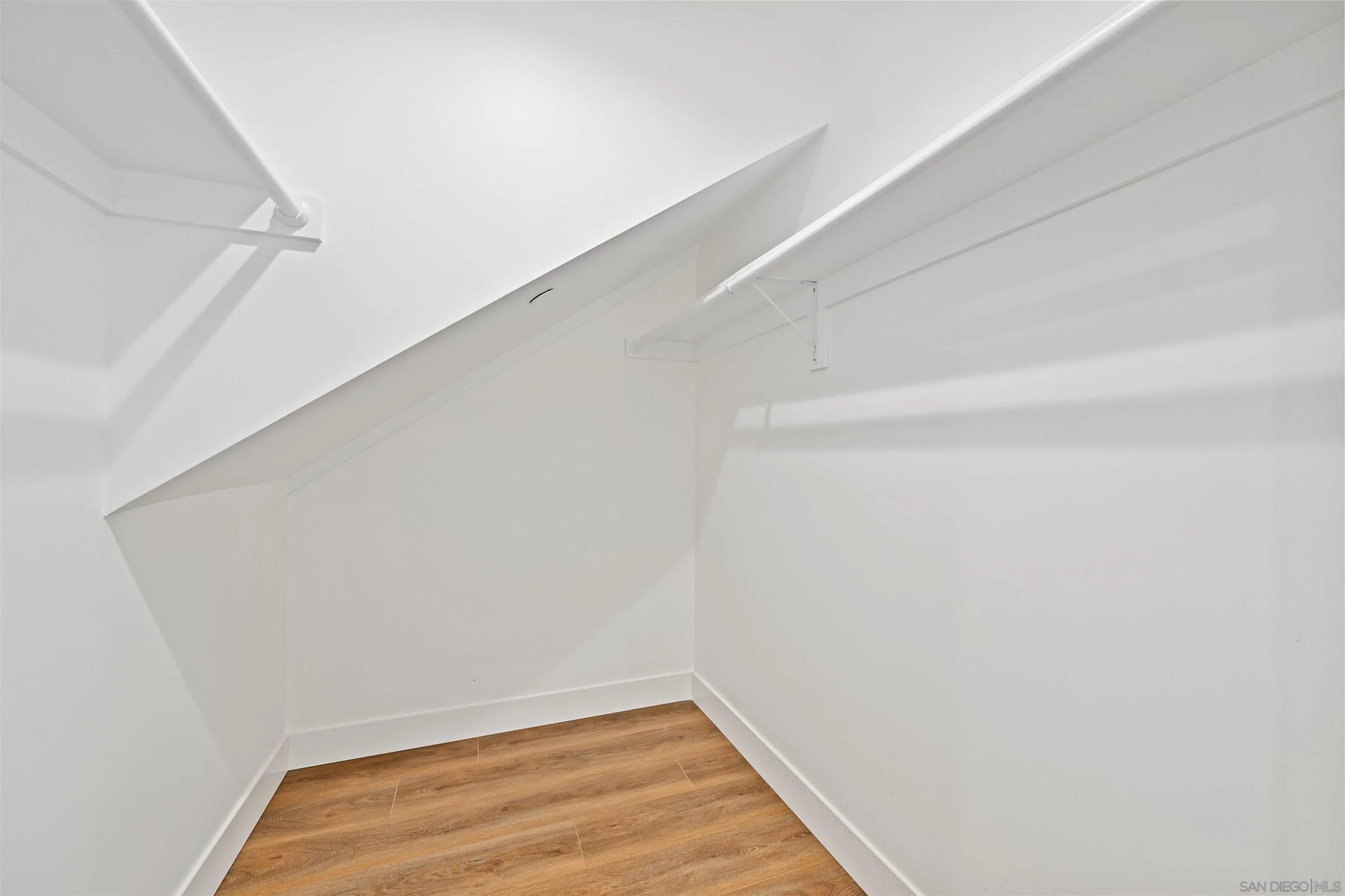 https://cdn.realtyfeed.com/cdn/127/260005230/241bd2cfa52c6a1110700aacc7f43fc8.webp