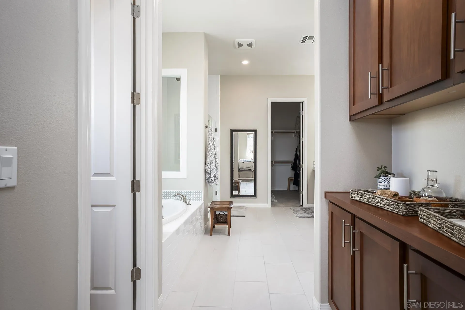 https://cdn.realtyfeed.com/cdn/127/260005232/08de5e72901cd26dda05145eb63c6076.webp