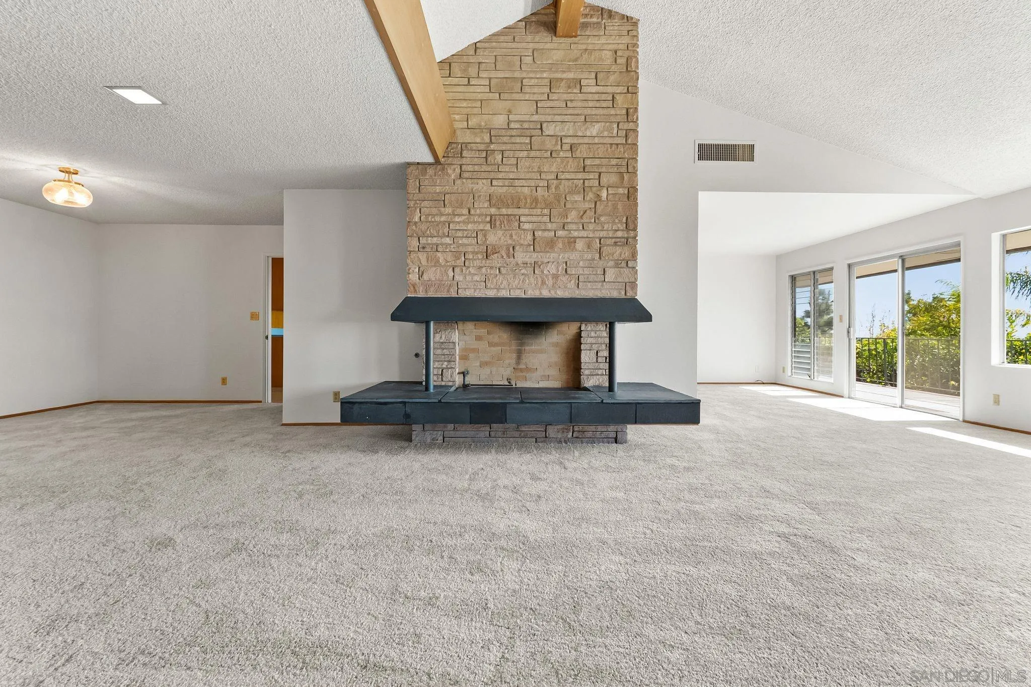 https://cdn.realtyfeed.com/cdn/127/260005239/7143dbc30279e9aadddc6763cec242e2.webp