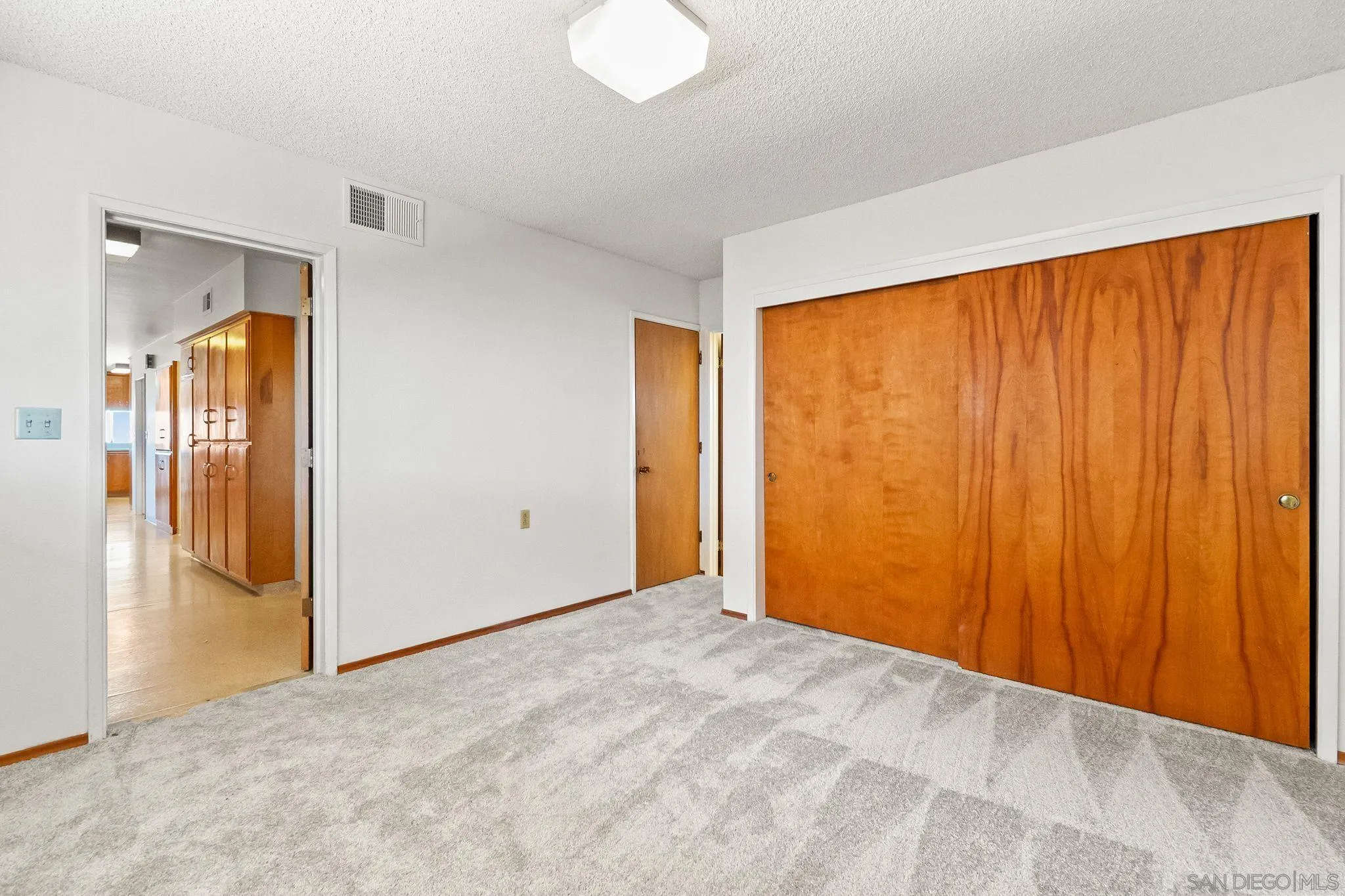https://cdn.realtyfeed.com/cdn/127/260005239/dec9836c052be6ce5bad5232901930a5.webp