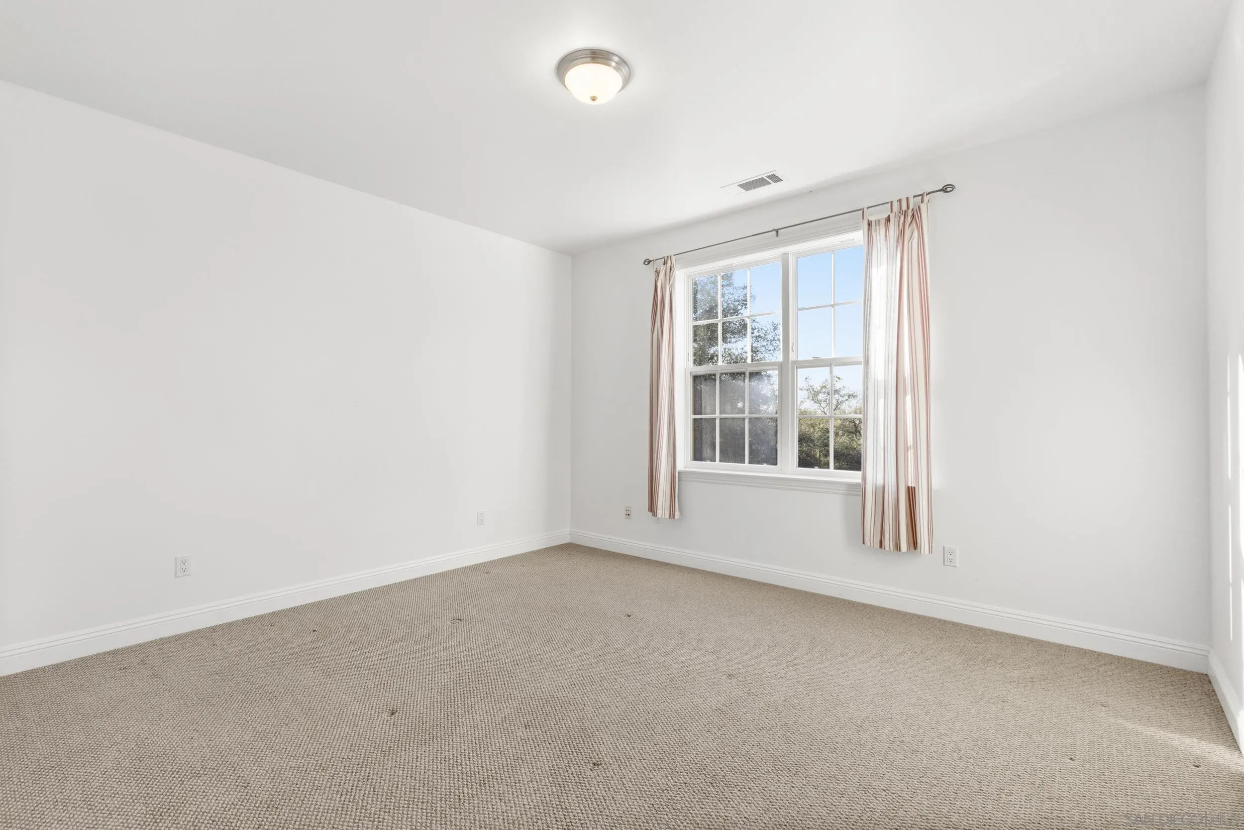 https://cdn.realtyfeed.com/cdn/127/260005241/635e7b3a9521e6fb429bd3a2cf7c1a0a.webp
