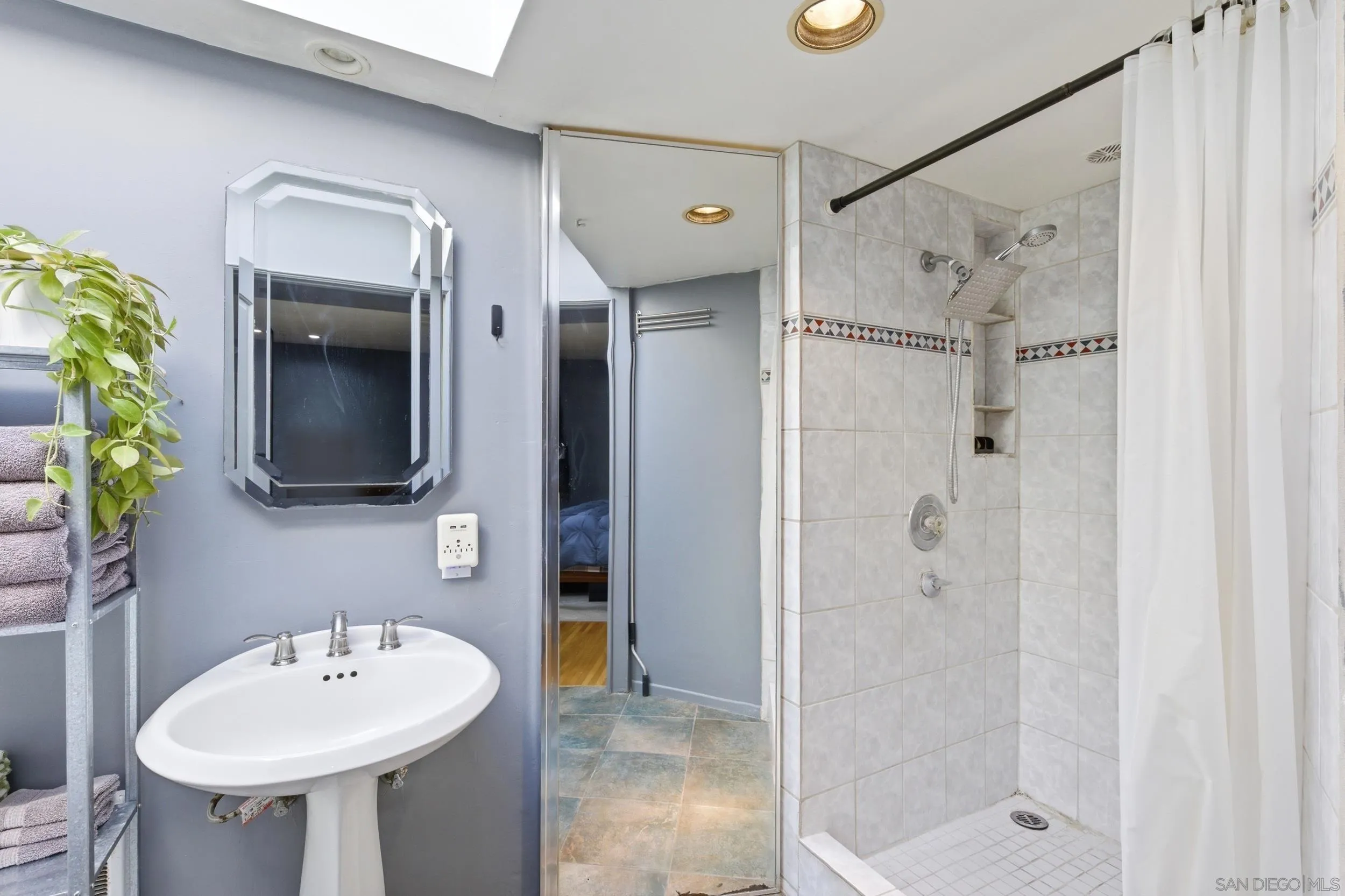 https://cdn.realtyfeed.com/cdn/127/260005242/6534cb128b4daab070d5b05458b0592c.webp