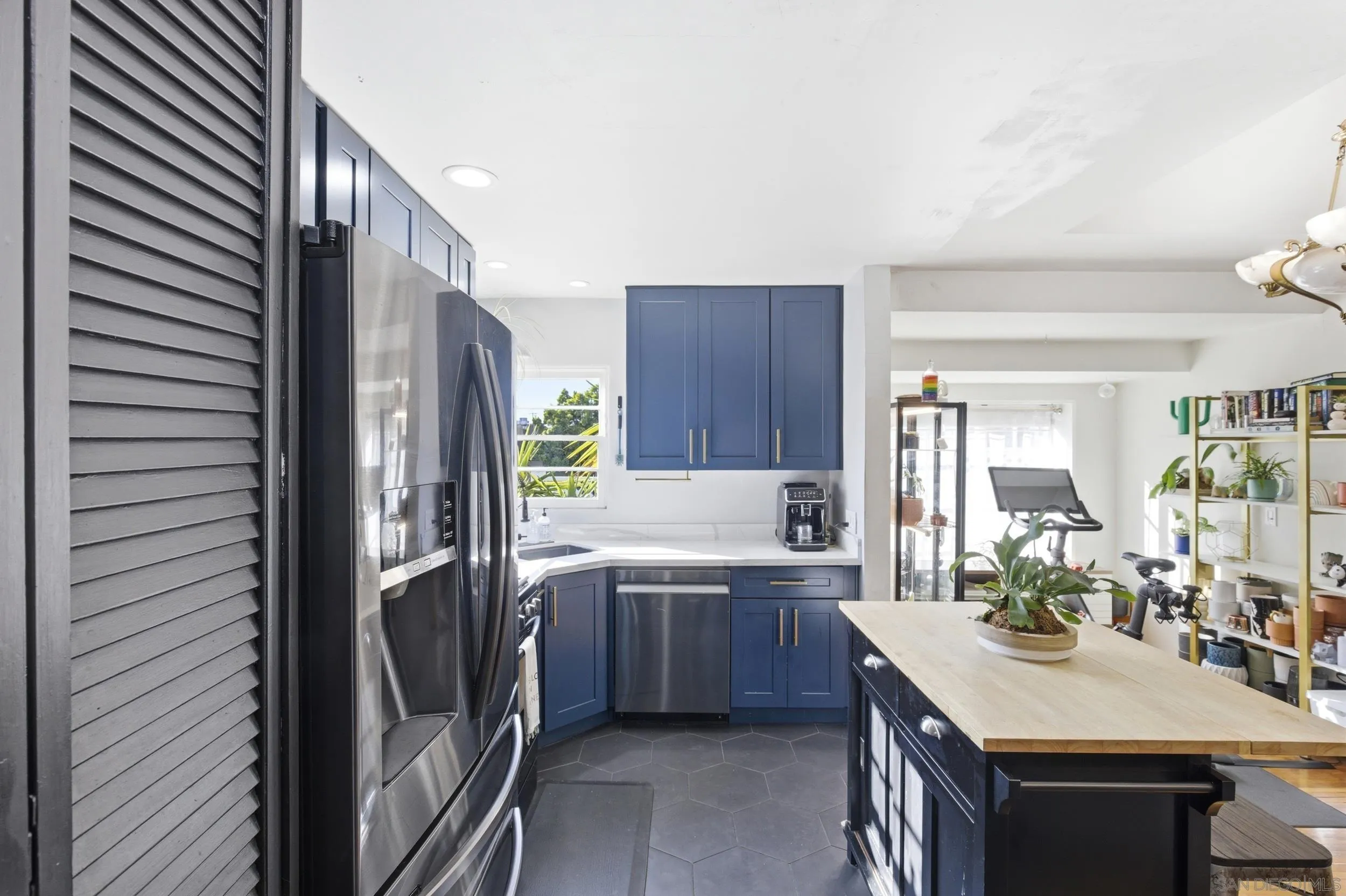 https://cdn.realtyfeed.com/cdn/127/260005242/de4ec4664ad67d8b6729bfac1f7c5c3f.webp