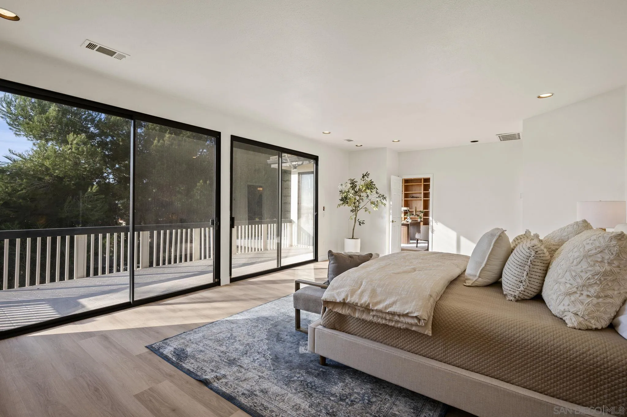 https://cdn.realtyfeed.com/cdn/127/260005249/edc95e438509f0b8cfb93c8715220183.webp