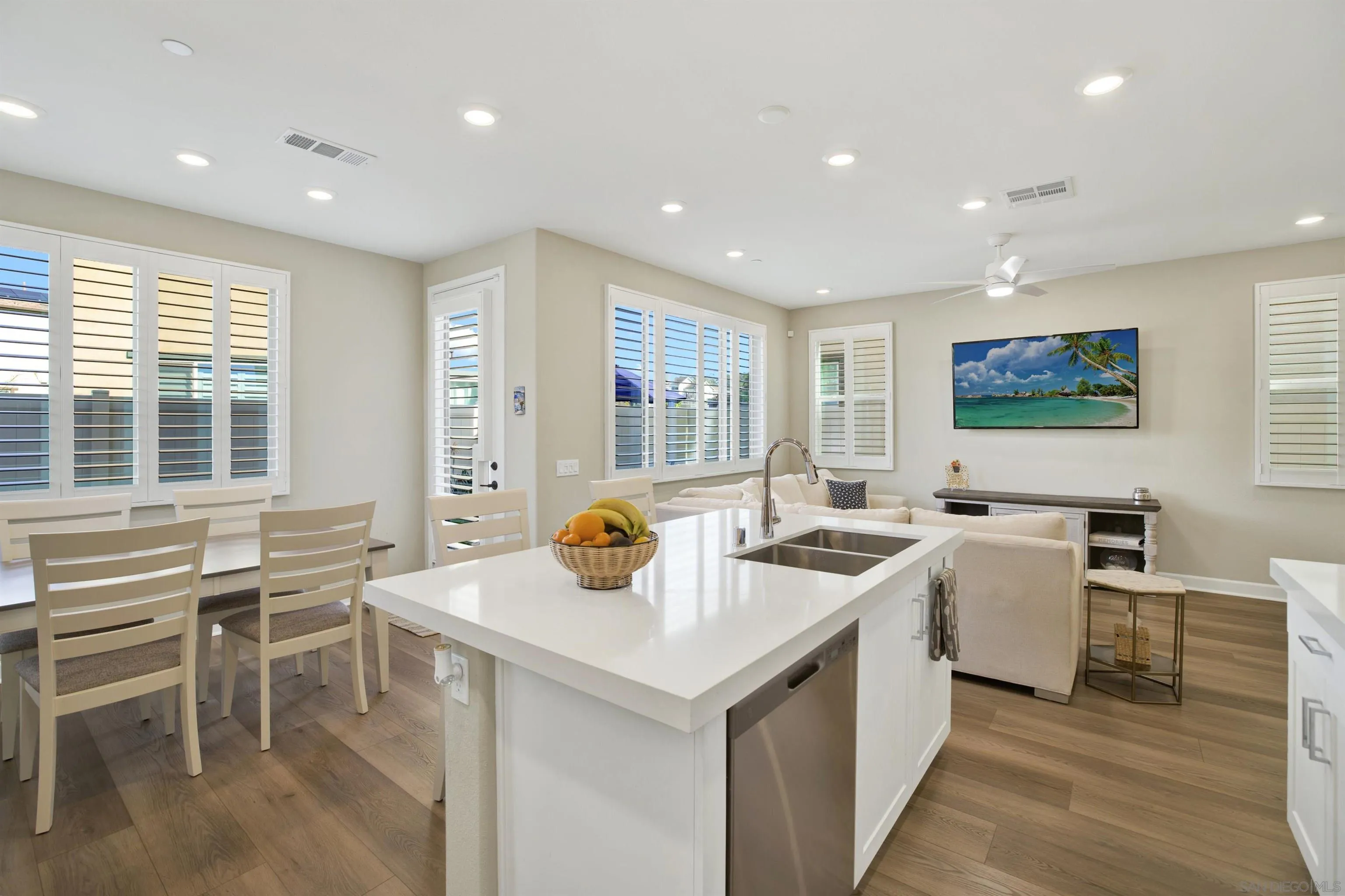 https://cdn.realtyfeed.com/cdn/127/260005257/8dd08f7cdc7ec391e420efb40c051372.webp