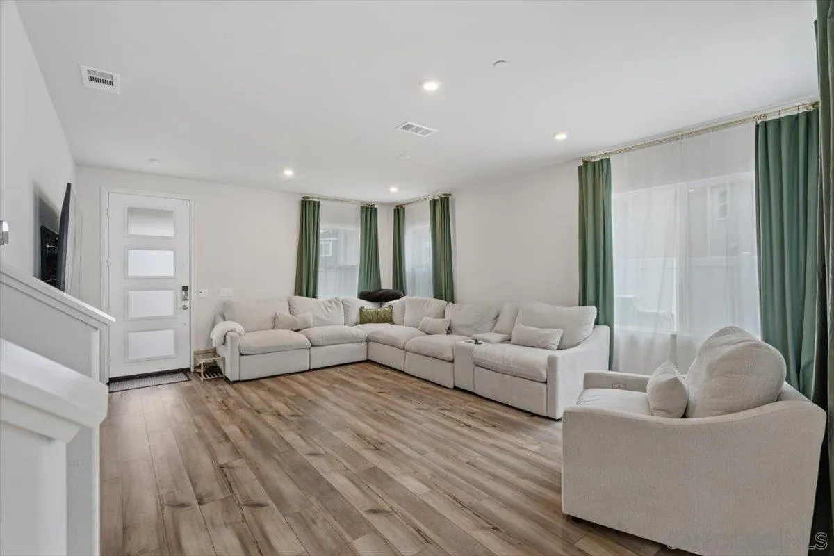 https://cdn.realtyfeed.com/cdn/127/260005285/32b8e93e60cca4d0c2e5a678c1a76d9b.webp
