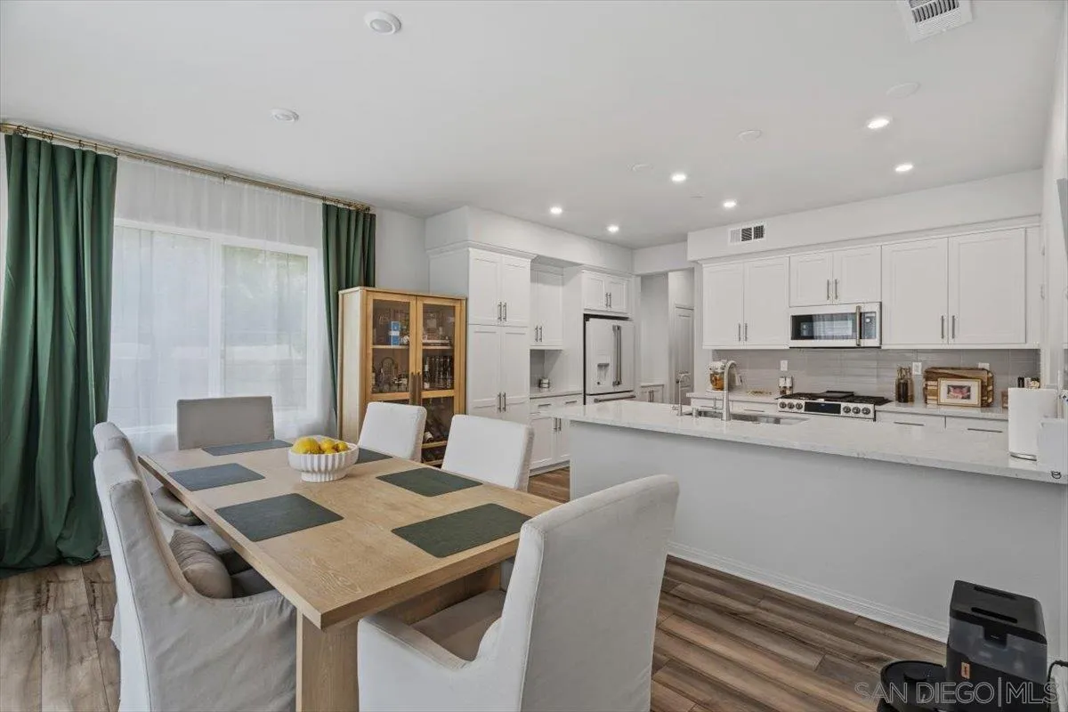 https://cdn.realtyfeed.com/cdn/127/260005285/872f8e469c5743bc23c0f08a95ff13ce.webp