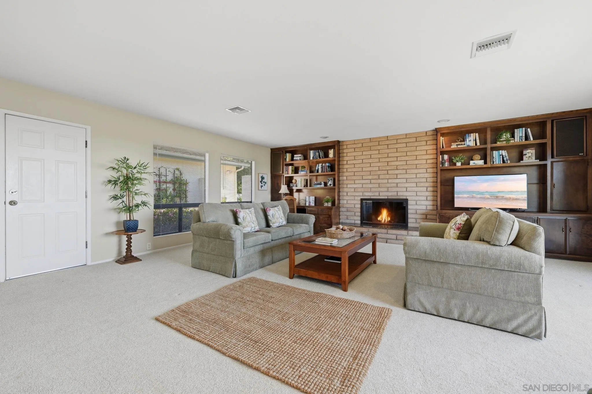 https://cdn.realtyfeed.com/cdn/127/260005298/f4df3e725b4e91494914cce16e565ad1.webp