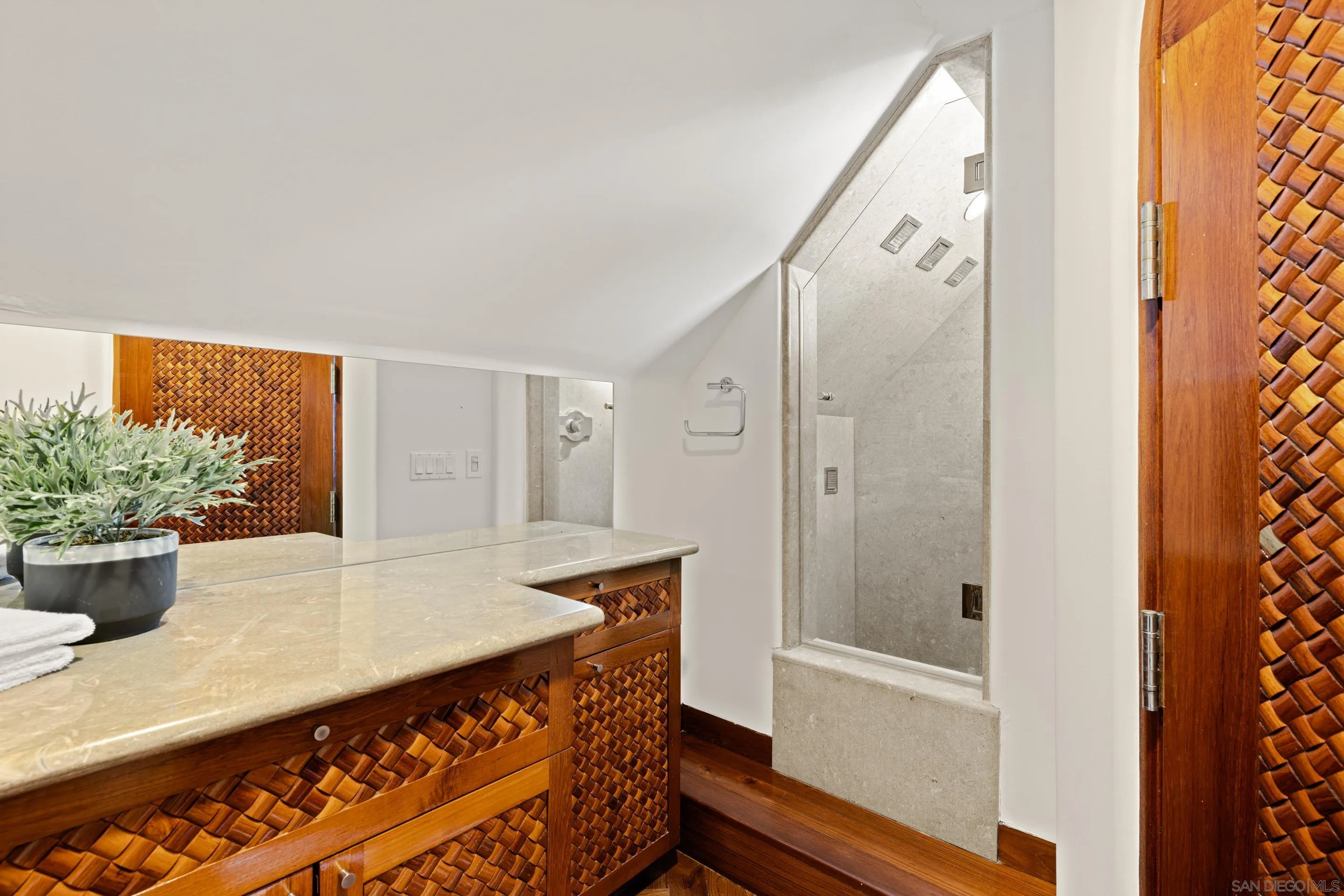 https://cdn.realtyfeed.com/cdn/127/260005303/3b65e6f23f08934bb33f08b950e5b6ce.webp