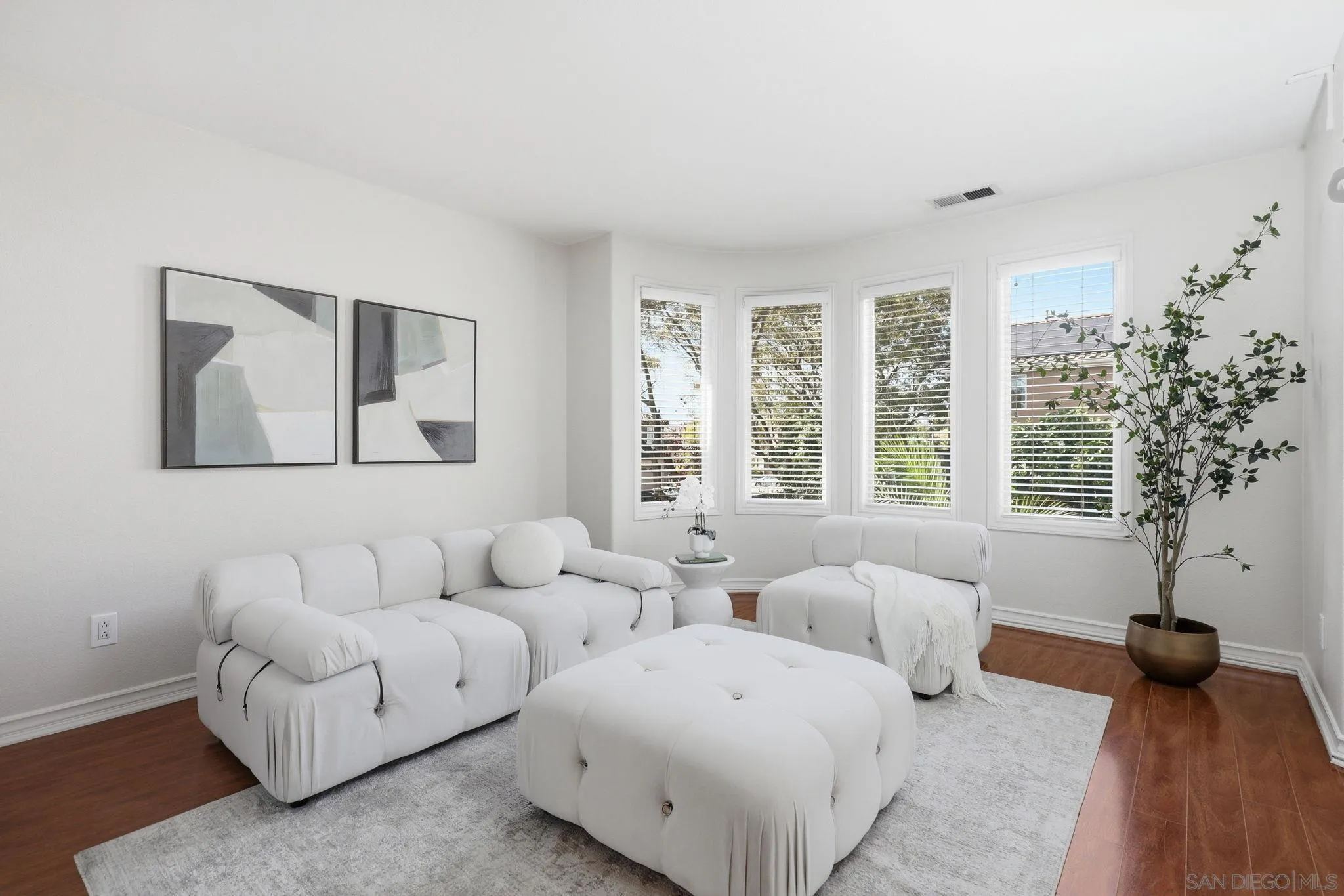 https://cdn.realtyfeed.com/cdn/127/260005305/281c371dee6817f5d67271a87a8258f6.webp
