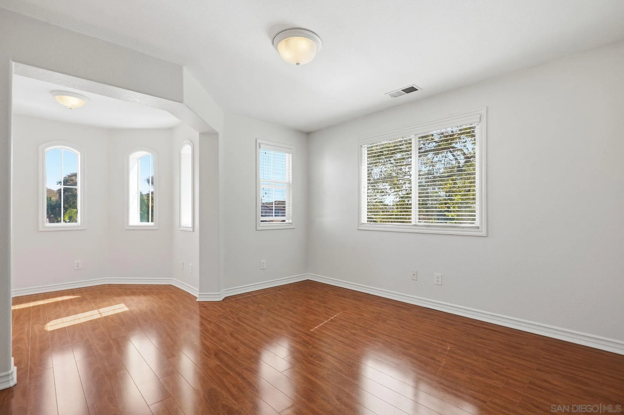 https://cdn.realtyfeed.com/cdn/127/260005305/4b857285df53f7e502920579fdc0f9ed.webp