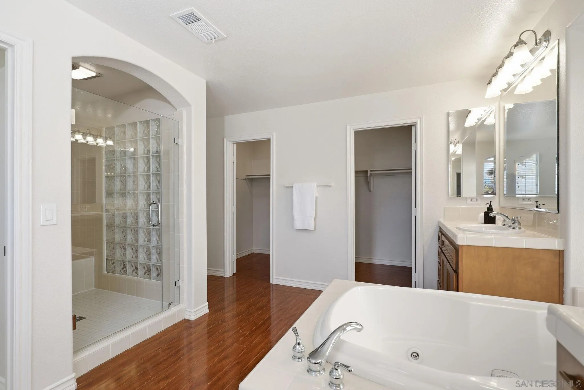https://cdn.realtyfeed.com/cdn/127/260005305/8164c9530d6101f75474b2e98f848a7a.webp