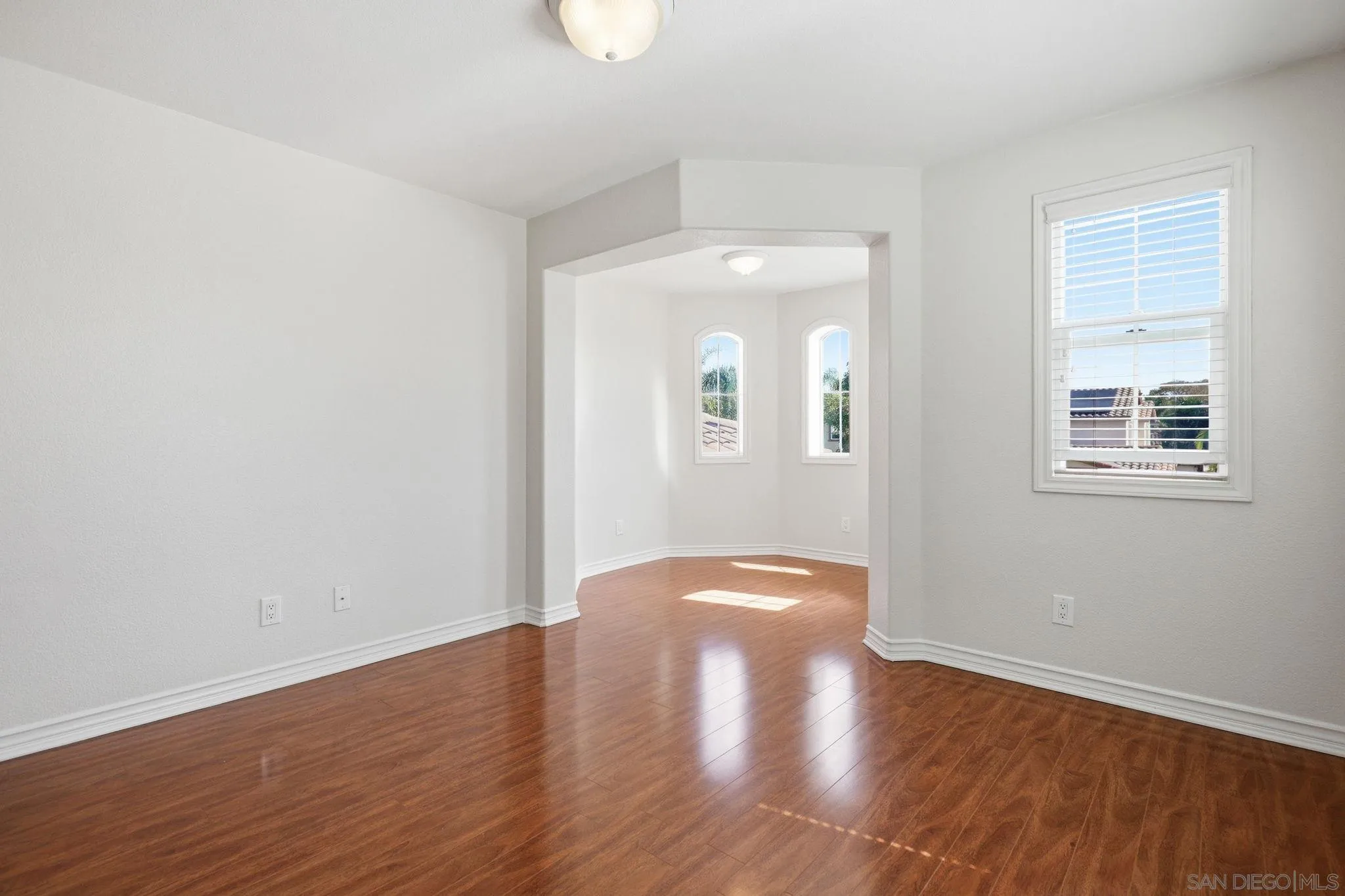 https://cdn.realtyfeed.com/cdn/127/260005305/b21dac1290542612b7050bb08941f854.webp