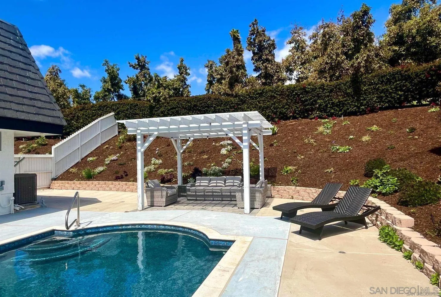 https://cdn.realtyfeed.com/cdn/127/260005307/541d7e5ee277bd6b40796c49cfc81281.webp