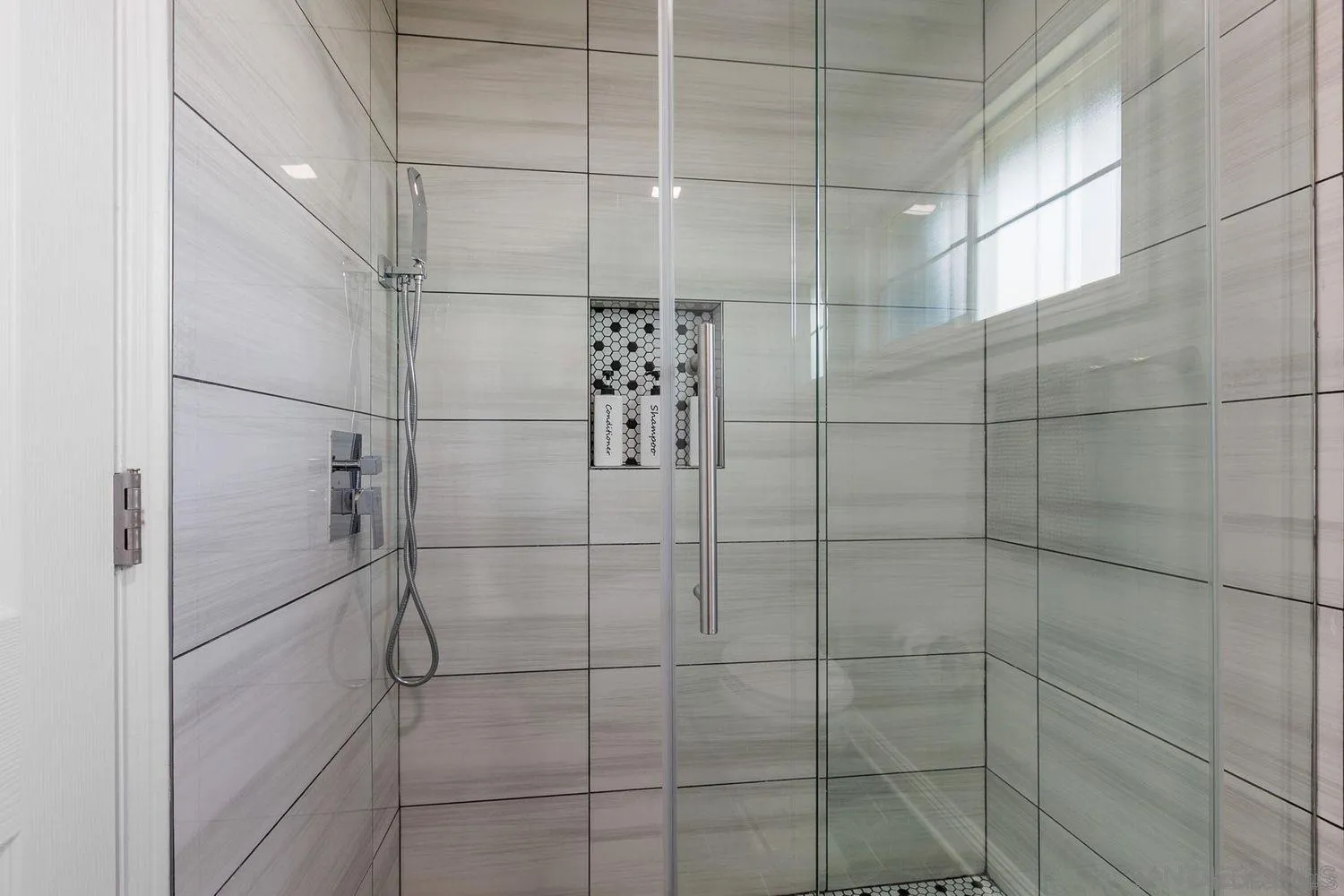 https://cdn.realtyfeed.com/cdn/127/260005307/733e846adf277629ec3620a518d2084d.webp