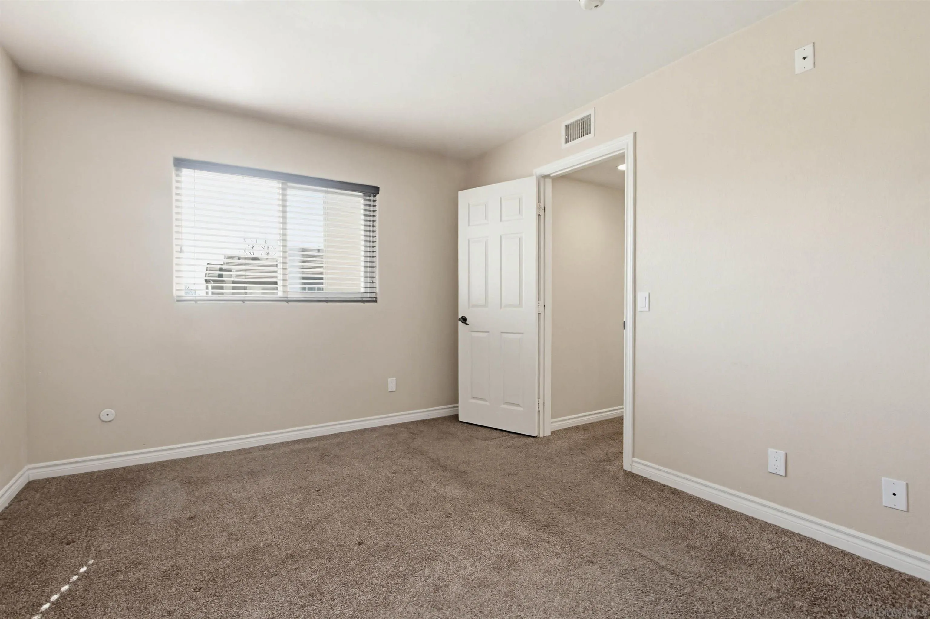 https://cdn.realtyfeed.com/cdn/127/260005308/afe9f5b0bdb317489fb7740126fb6cd3.webp