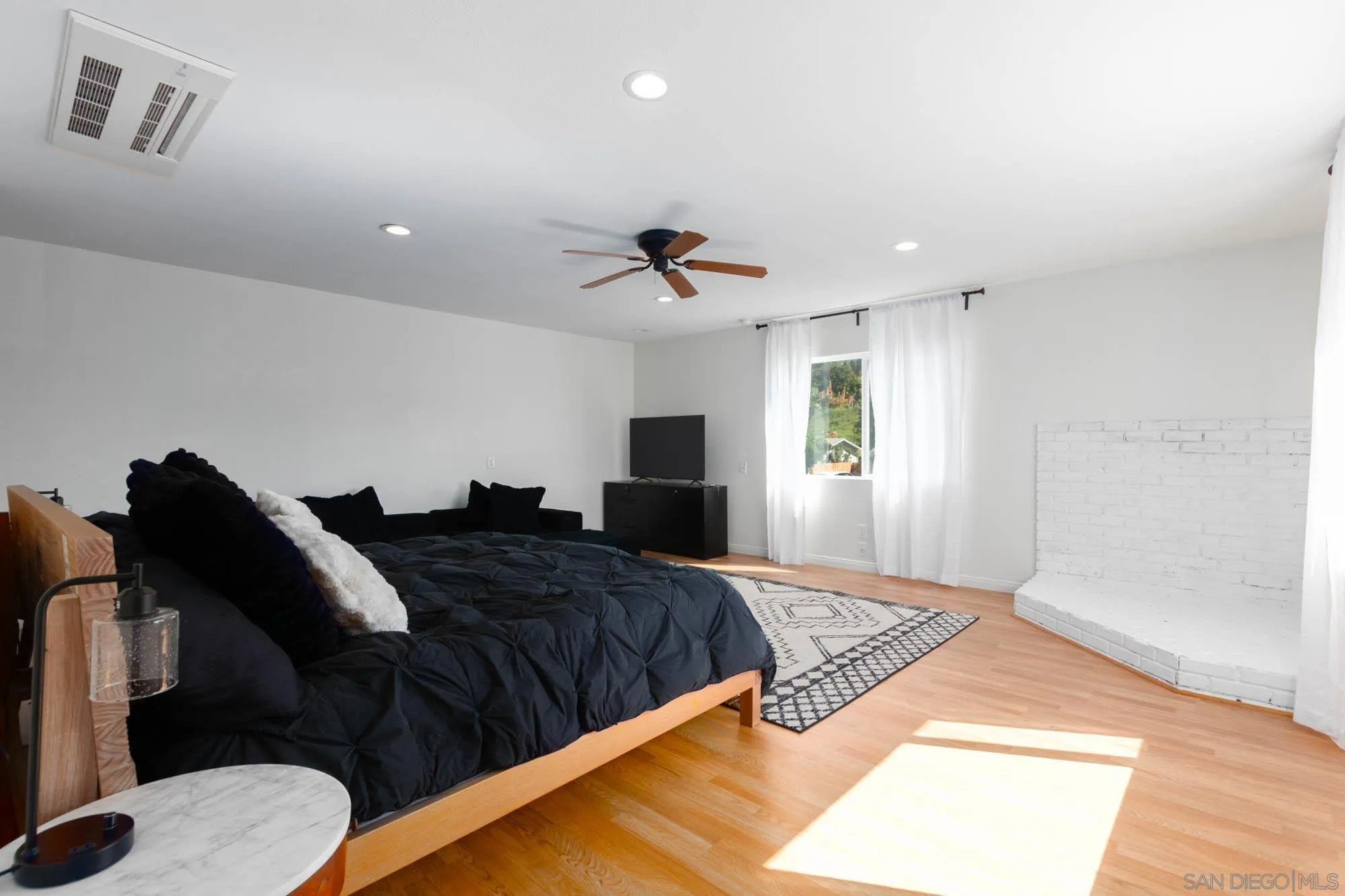 https://cdn.realtyfeed.com/cdn/127/260005355/3230907c332c3cdc884d05a9c535bc1d.webp