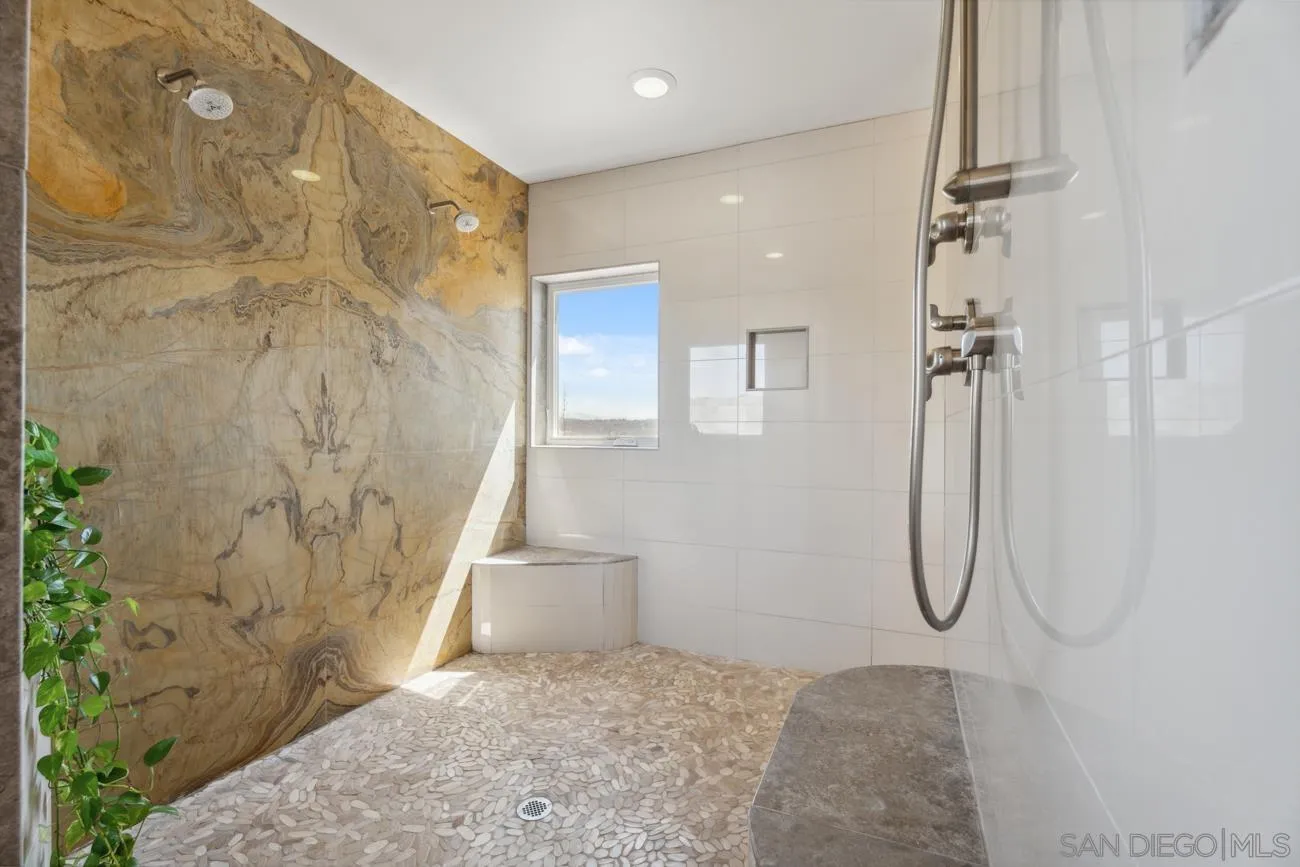 https://cdn.realtyfeed.com/cdn/127/260005368/87ee45ec150890885e86469304ce6d5f.webp