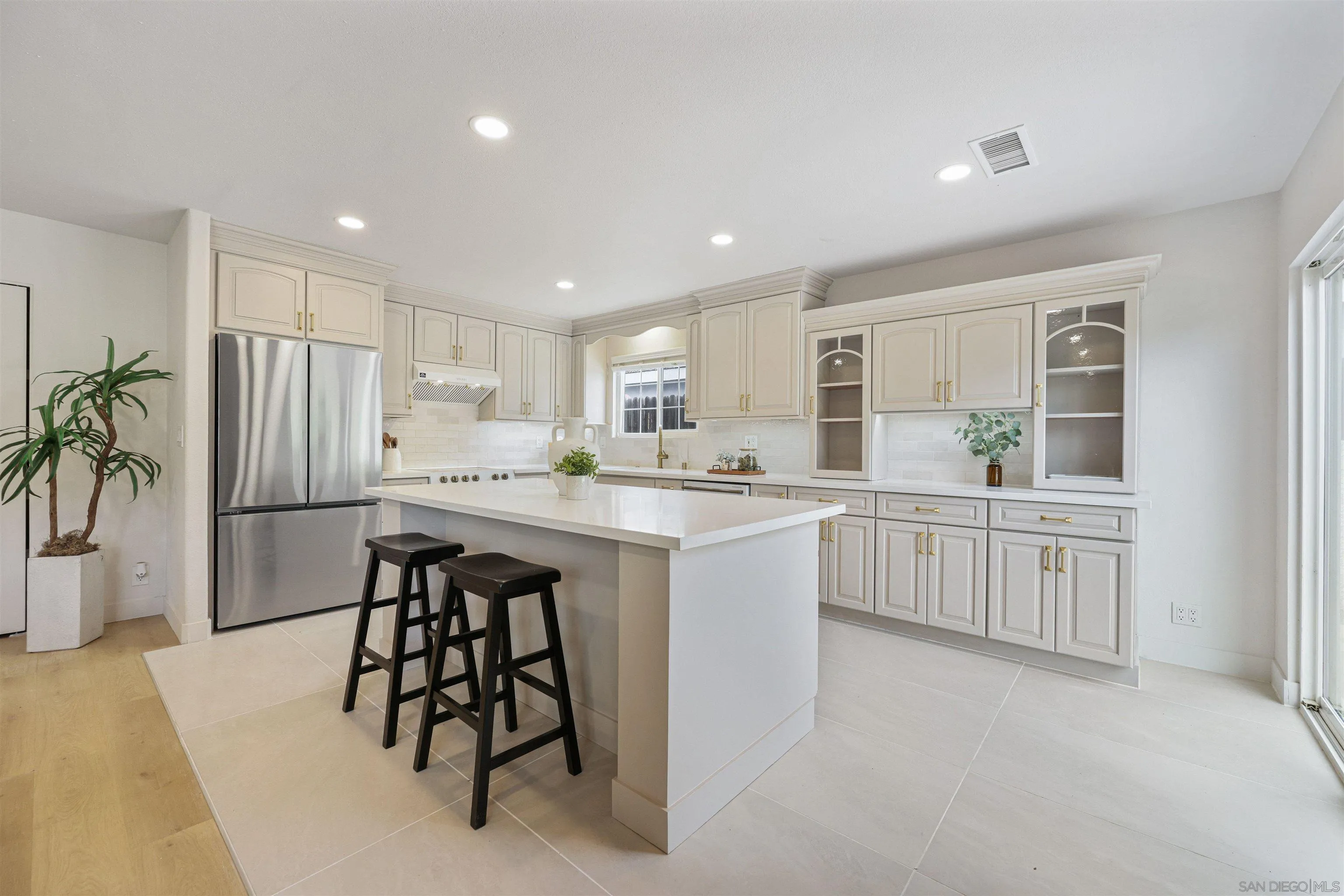 https://cdn.realtyfeed.com/cdn/127/260005375/8e14750a5d88b61b366eb659bbe36bf0.webp