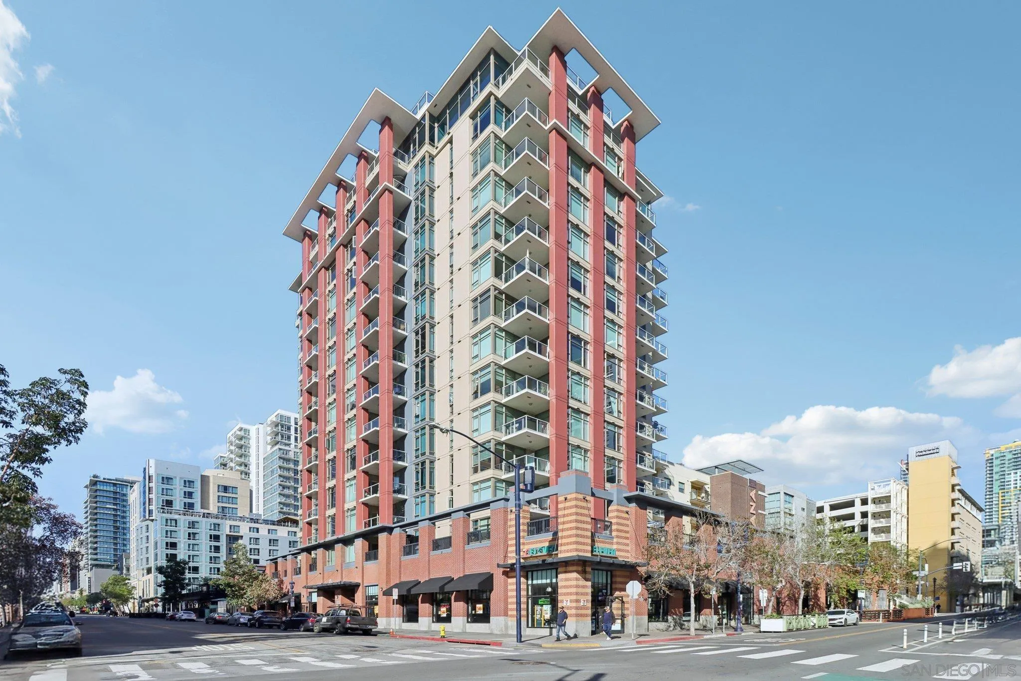 https://cdn.realtyfeed.com/cdn/127/260005381/f519b15f43a0dda36eab58fff94b9f78.webp
