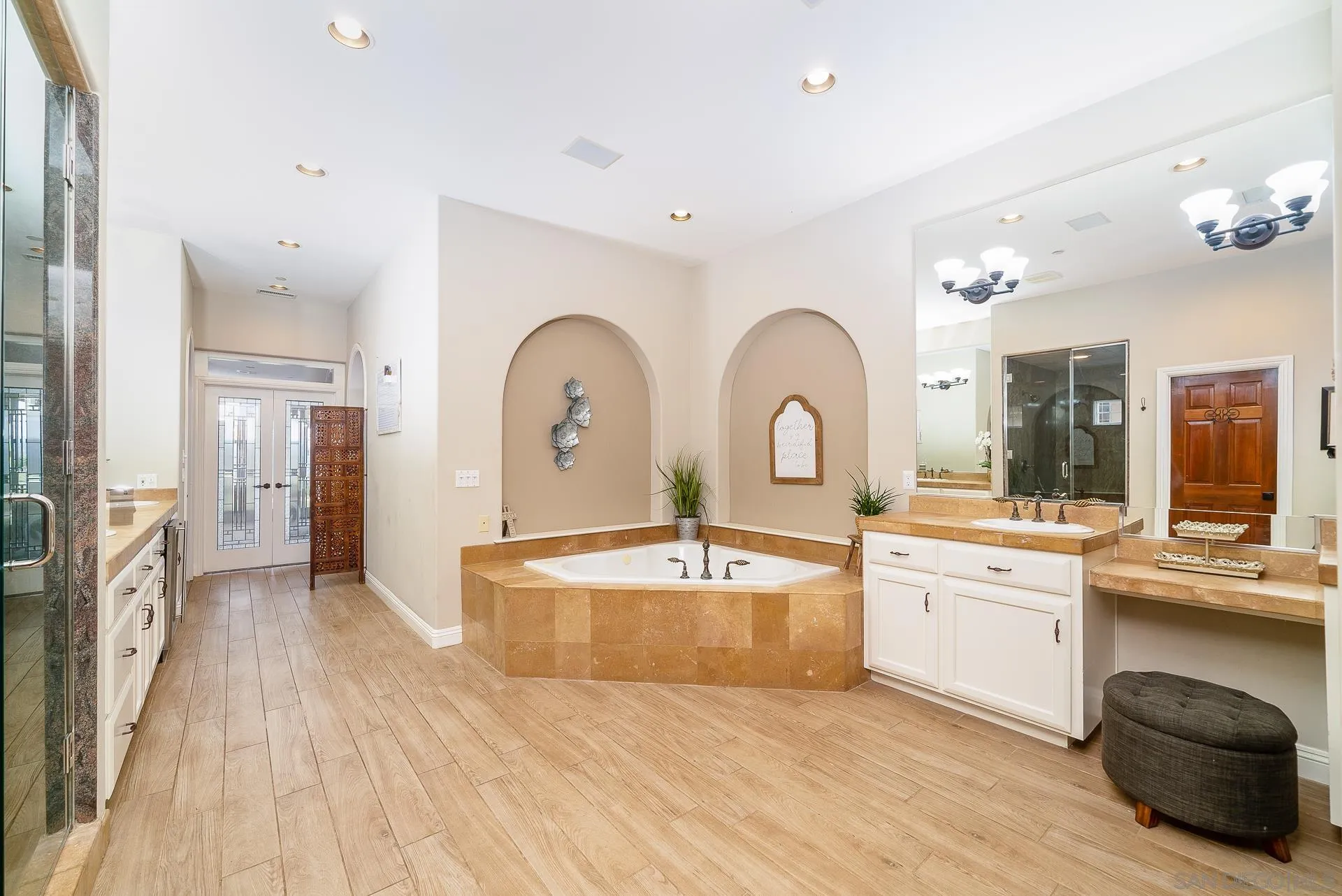 https://cdn.realtyfeed.com/cdn/127/260005384/52eb4b5b4f32661b86bf18a7e975f868.webp