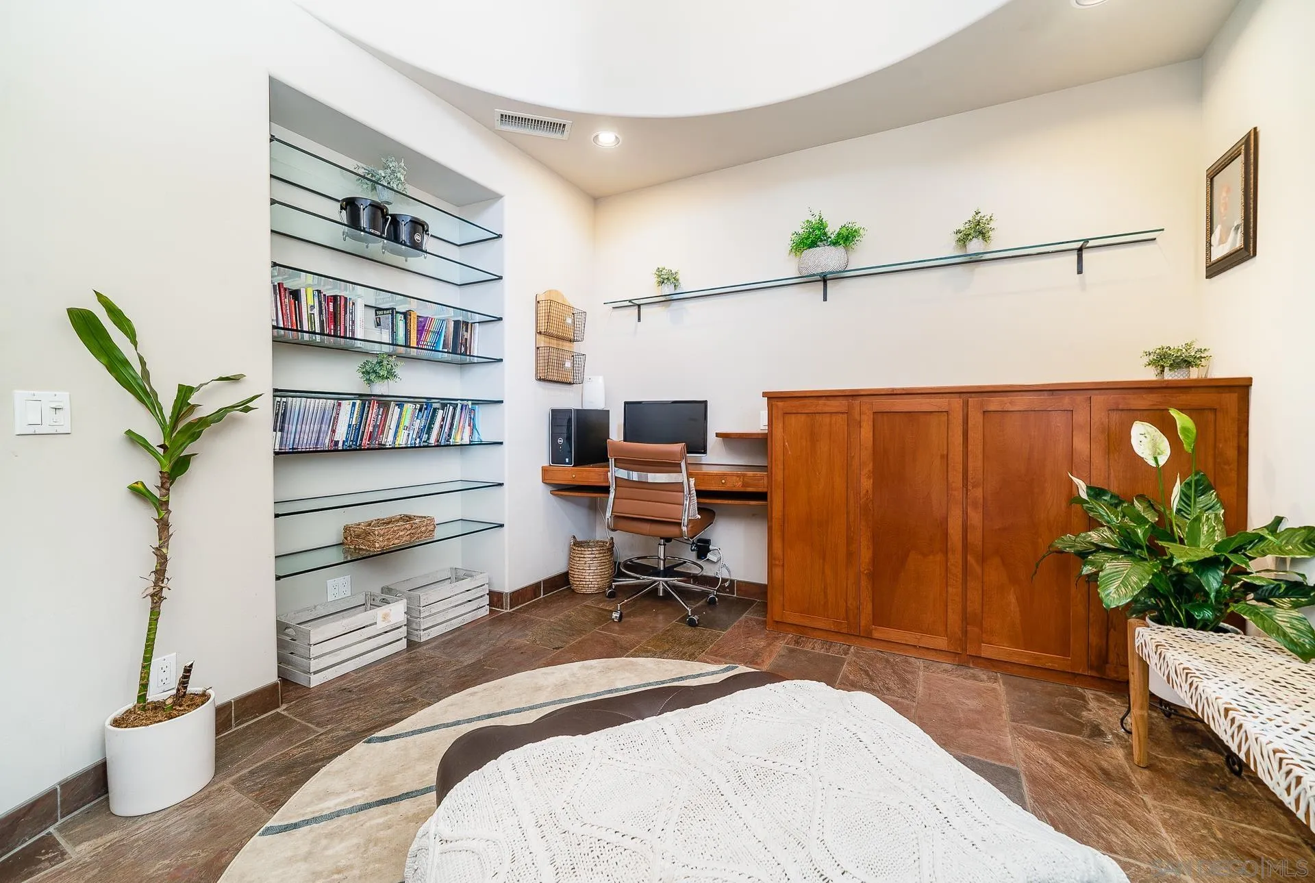 https://cdn.realtyfeed.com/cdn/127/260005384/bf24d25b343284db4fa967d1f915e390.webp