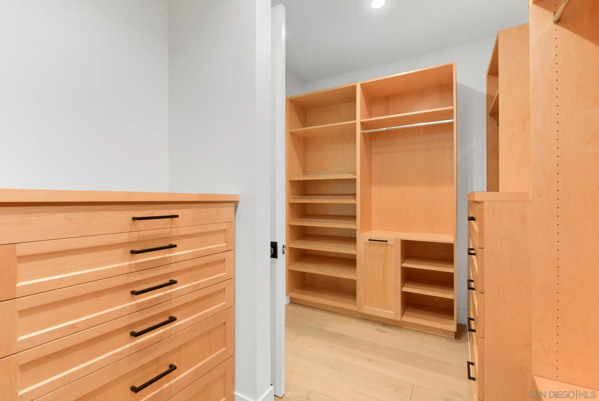 https://cdn.realtyfeed.com/cdn/127/260005405/657e54683bdb95abb9b825b983290200.webp