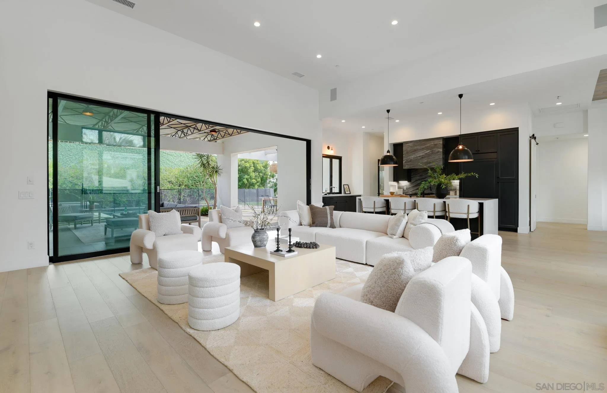 https://cdn.realtyfeed.com/cdn/127/260005405/6cd5dd5d3ee661d996427aa1e910c276.webp