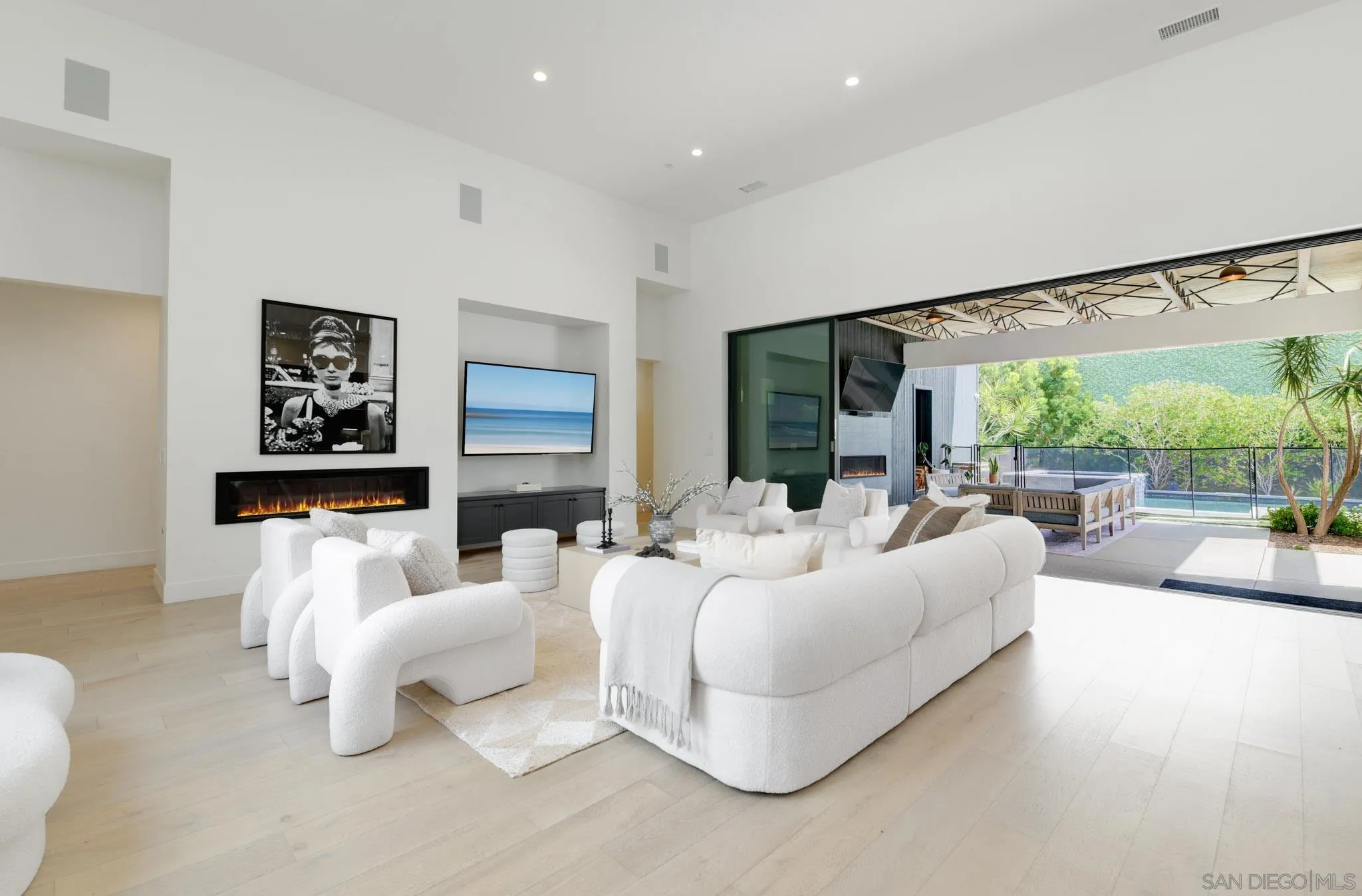 https://cdn.realtyfeed.com/cdn/127/260005405/87113569f80578a2928452235ea89f79.webp