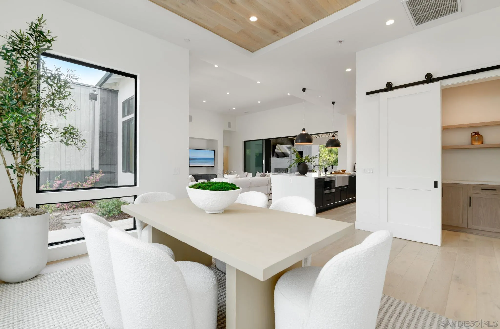 https://cdn.realtyfeed.com/cdn/127/260005405/c9baa1b2410ff7c91c52965ff8442271.webp