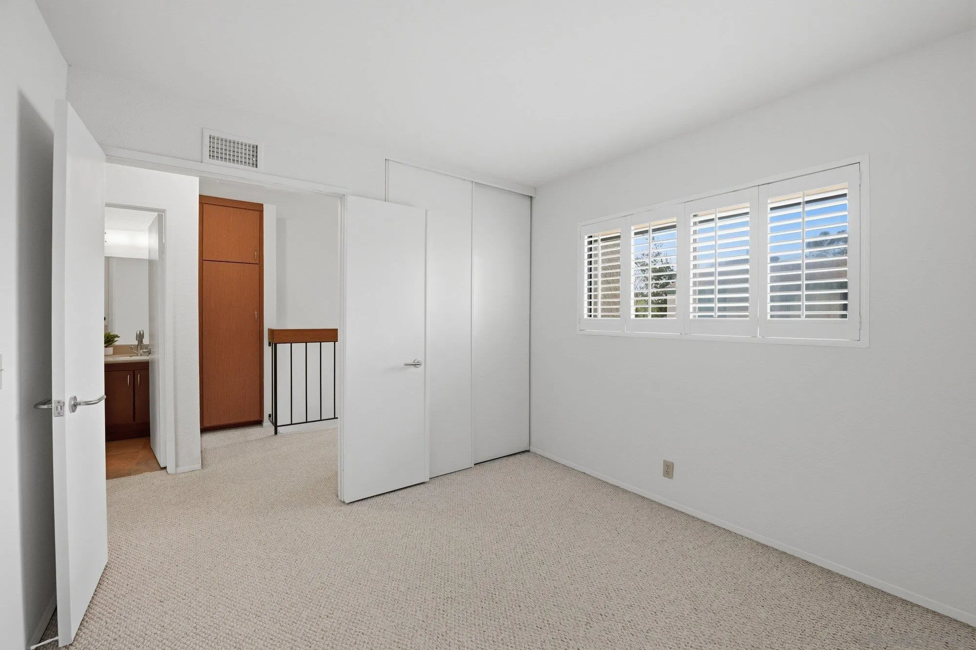 https://cdn.realtyfeed.com/cdn/127/260005410/0cfaf0276b38cffcc17f243c3be85a46.webp