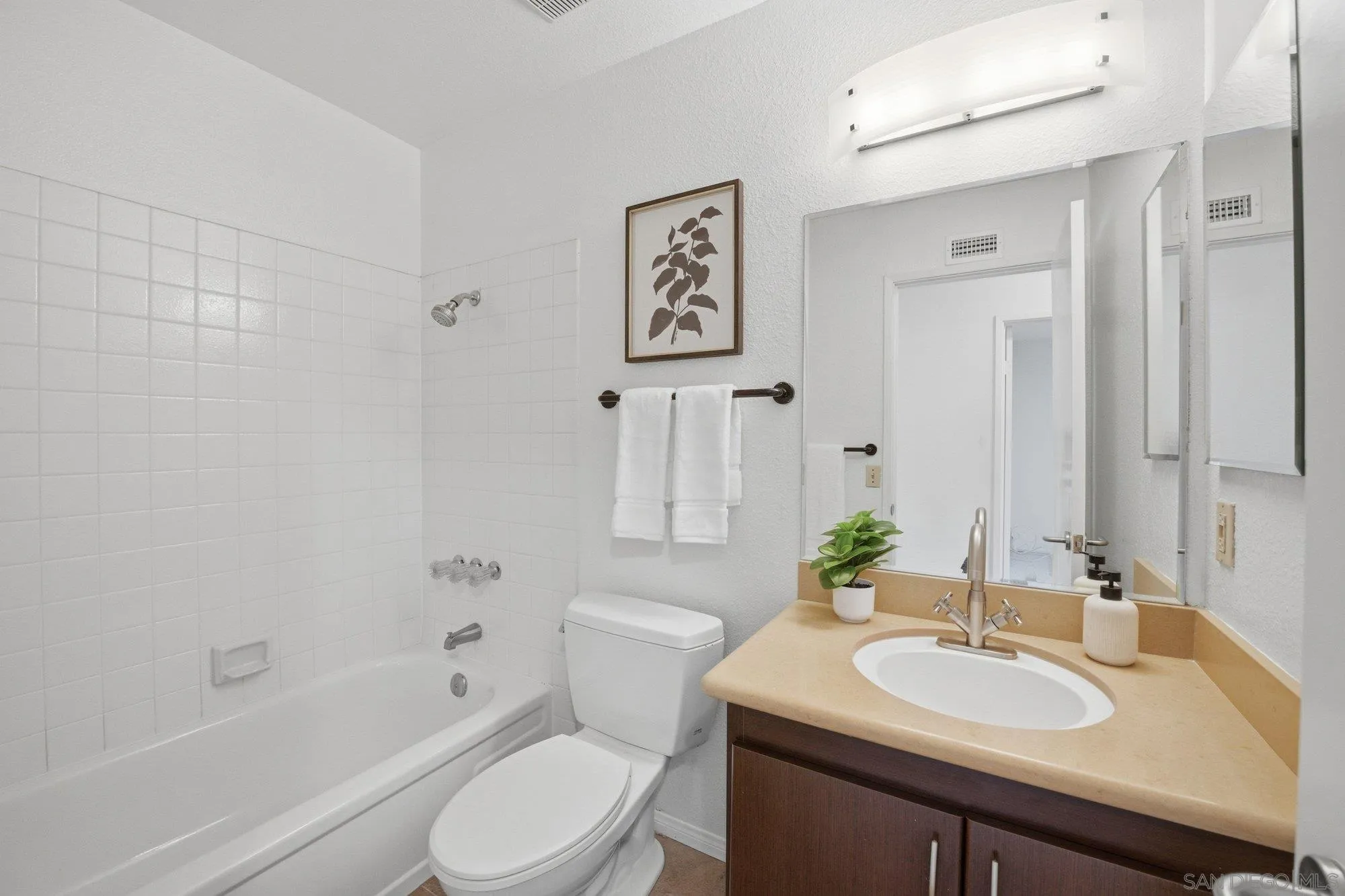 https://cdn.realtyfeed.com/cdn/127/260005410/154376296f4daa8b12bcec1acf3101b1.webp