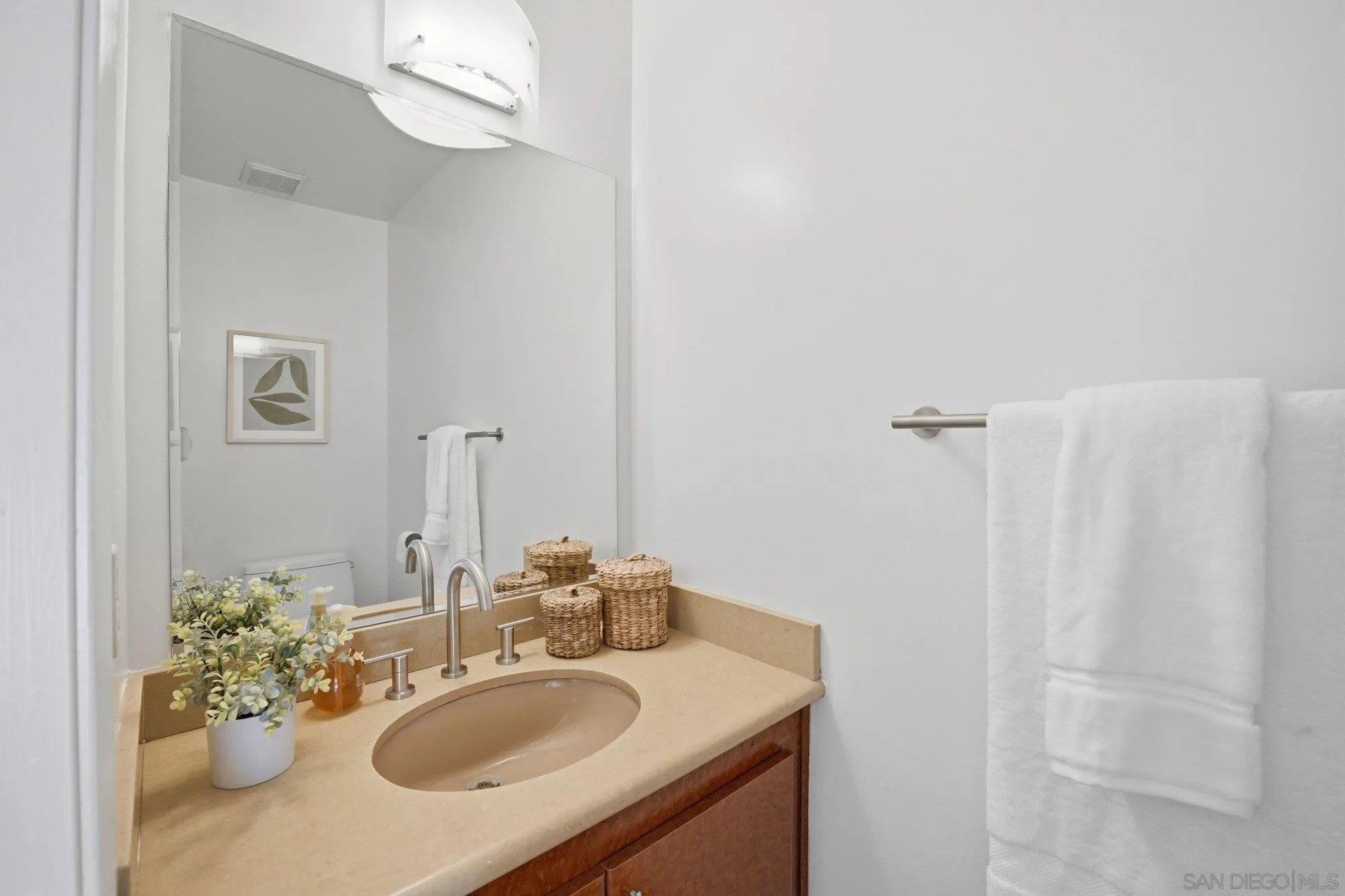 https://cdn.realtyfeed.com/cdn/127/260005410/bddea69007ccd04524de12722d039b88.webp