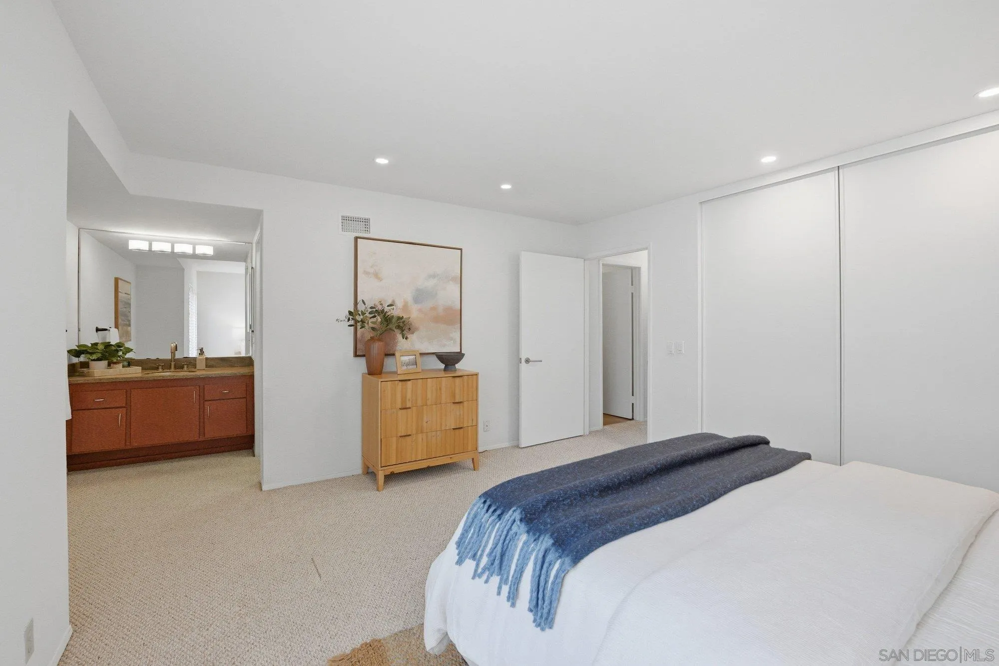 https://cdn.realtyfeed.com/cdn/127/260005410/c7bf7b9e1eef8cad32653cada502bf8b.webp