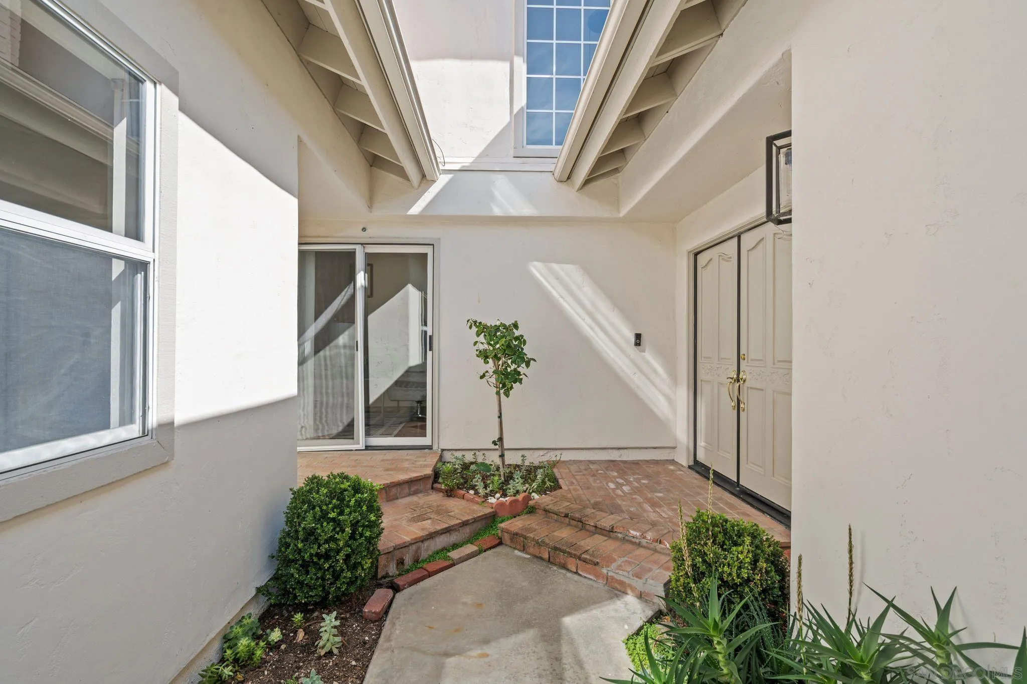 https://cdn.realtyfeed.com/cdn/127/260005458/82b3ee03ed270f4f3f541432b669a652.webp