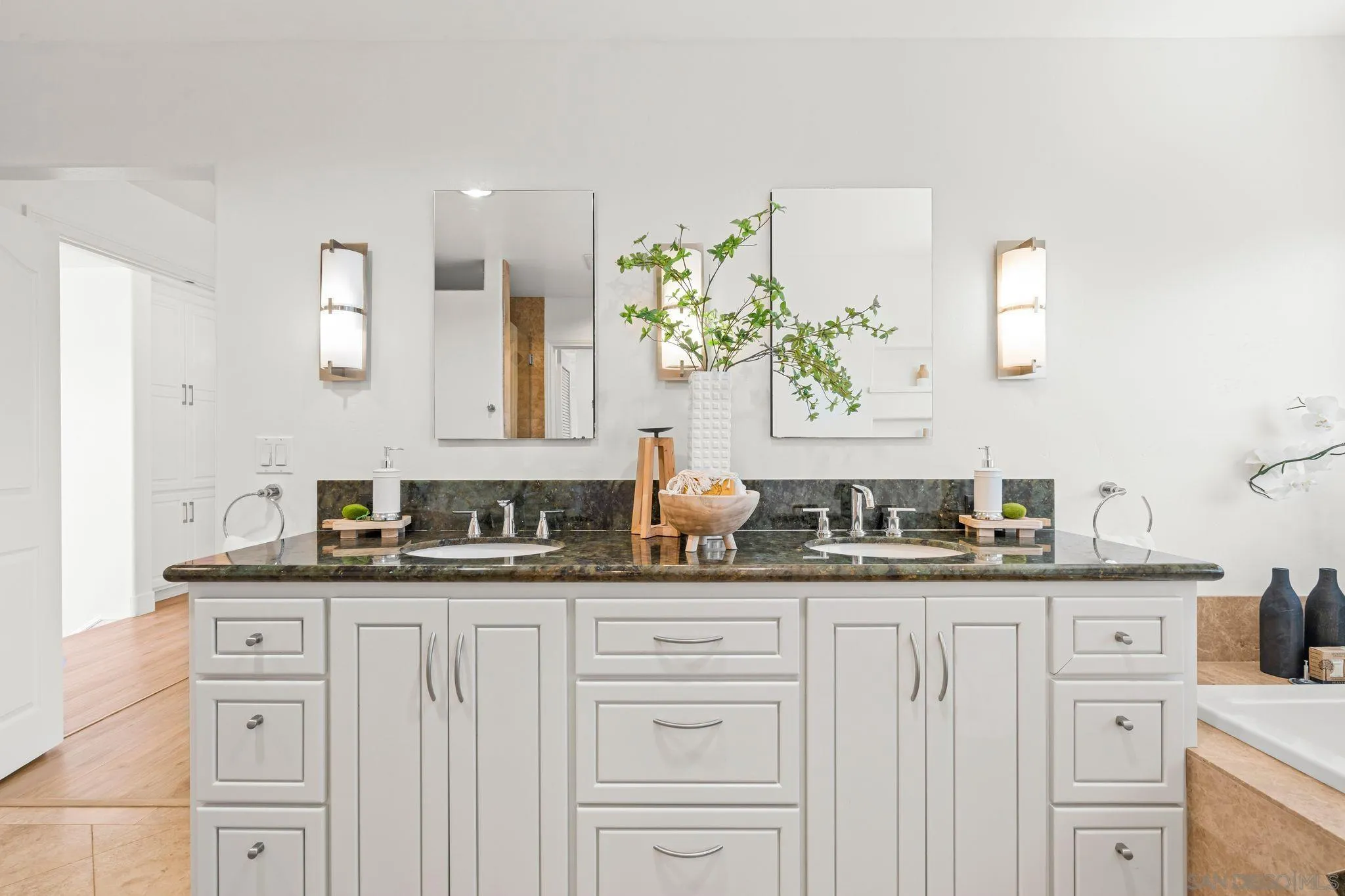 https://cdn.realtyfeed.com/cdn/127/260005458/8d1a36e051bd1e37b1ad90eccb7b692f.webp