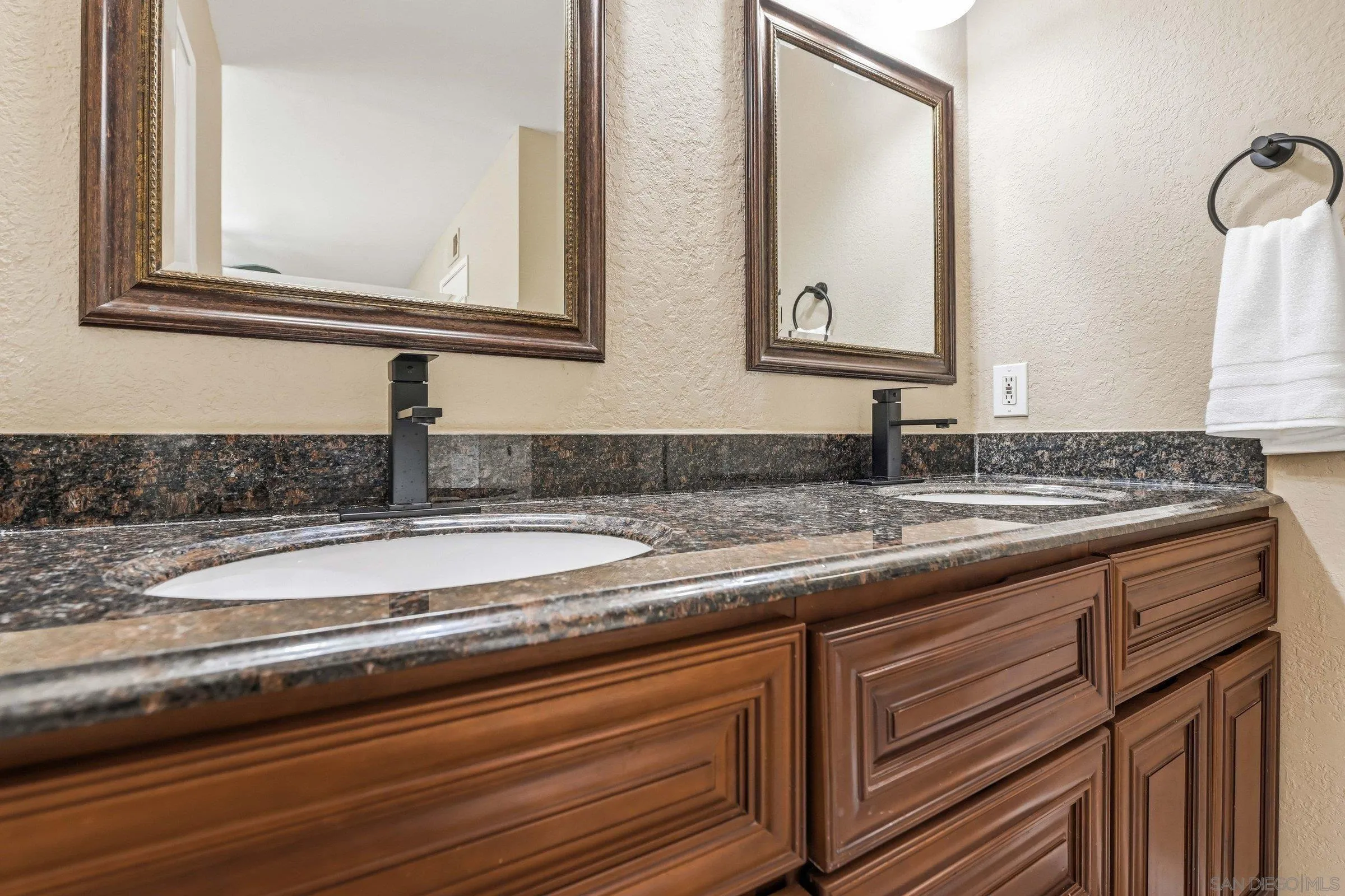 https://cdn.realtyfeed.com/cdn/127/260005468/126f450507bc7c6bb8c377d8a3e1bef8.webp