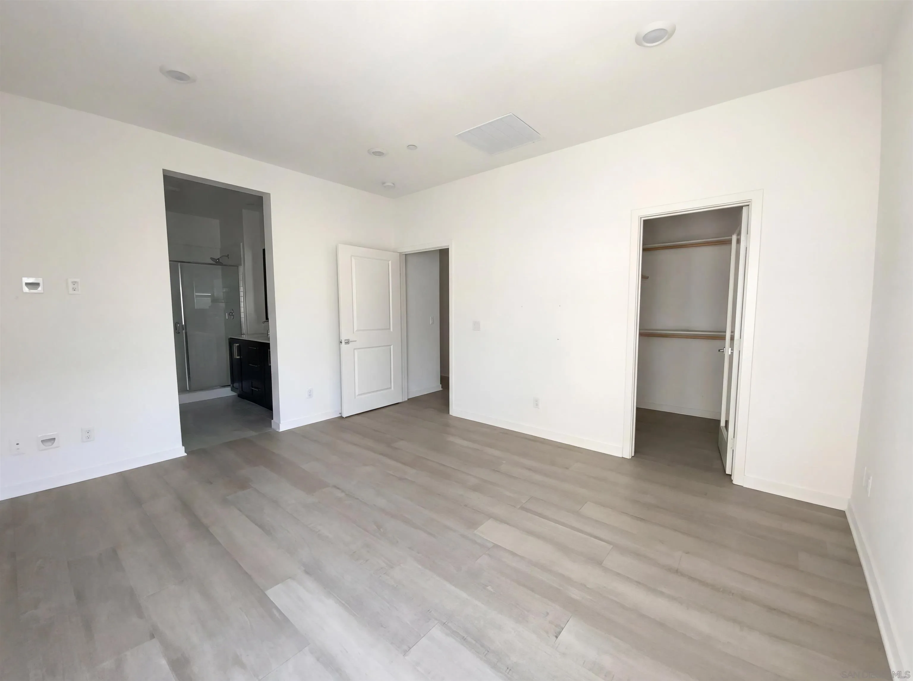 https://cdn.realtyfeed.com/cdn/127/260005474/223d009958e5f01f05aae2381bb680a4.webp