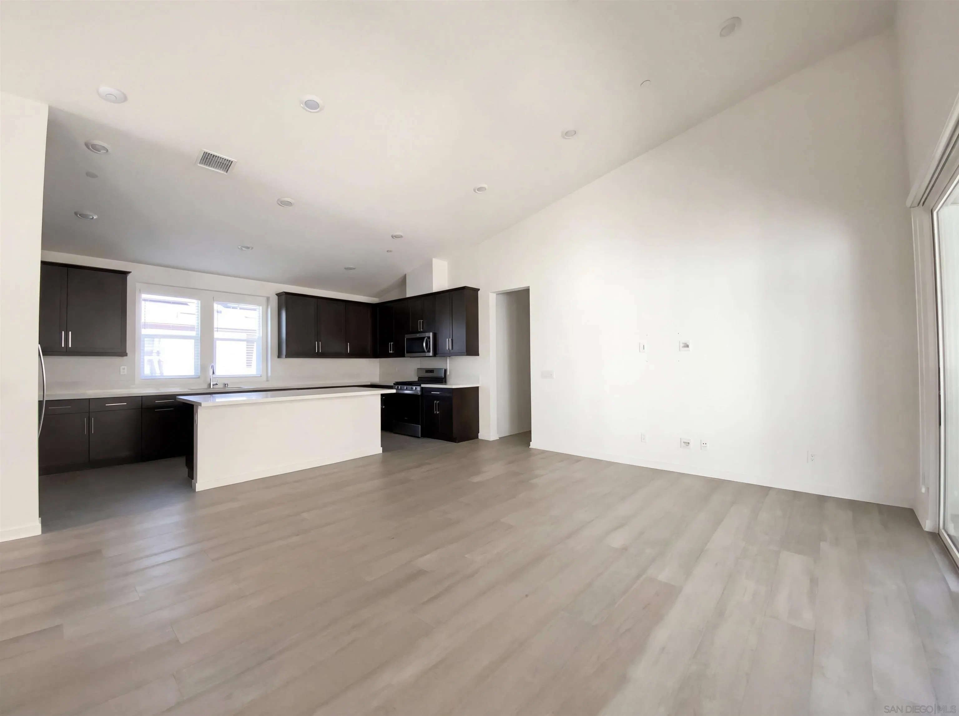https://cdn.realtyfeed.com/cdn/127/260005474/c7f3923e41a07648f22854d4eee1ea60.webp
