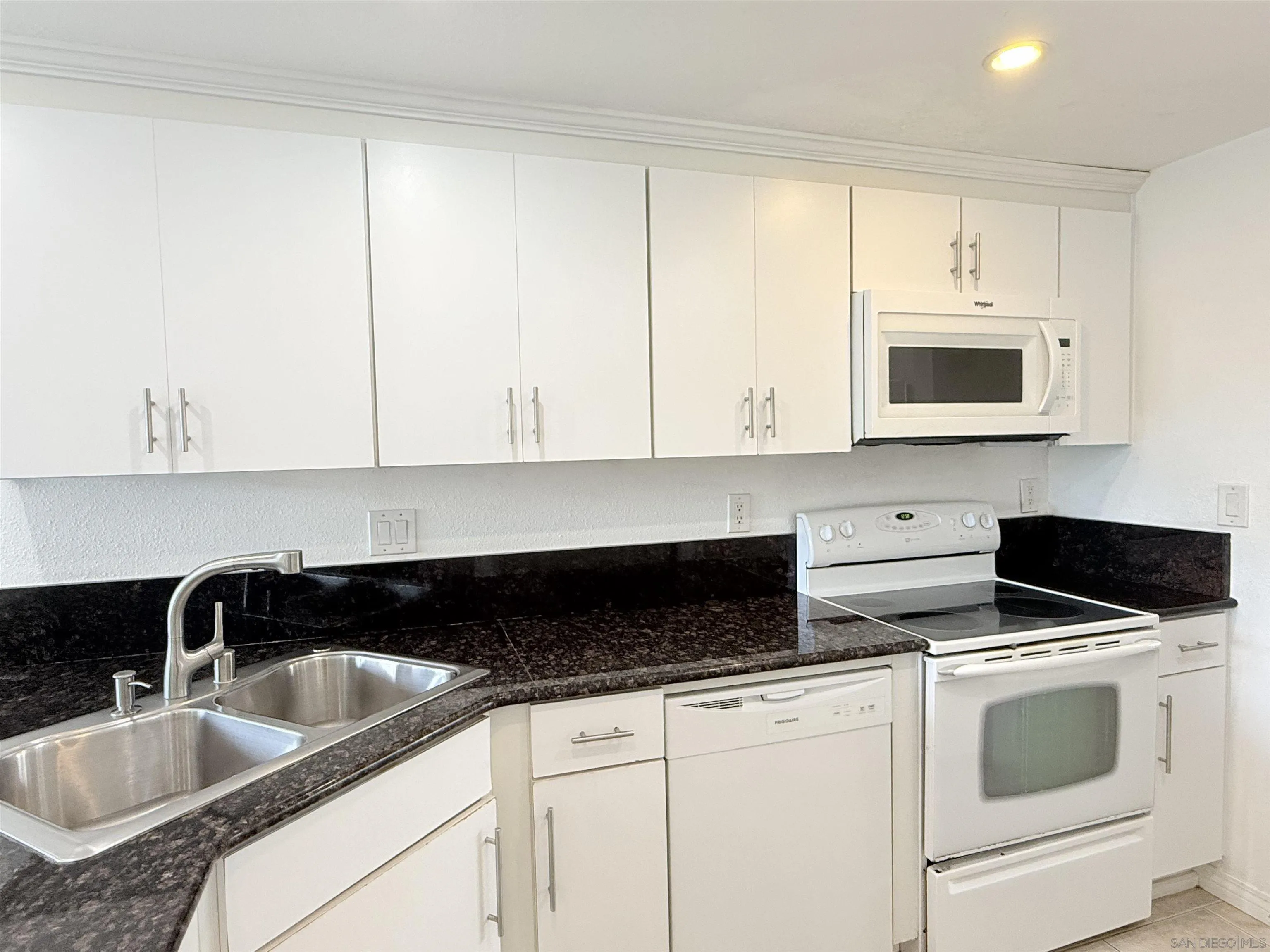 https://cdn.realtyfeed.com/cdn/127/260005512/293dec3964208b1223482aeb93437d72.webp