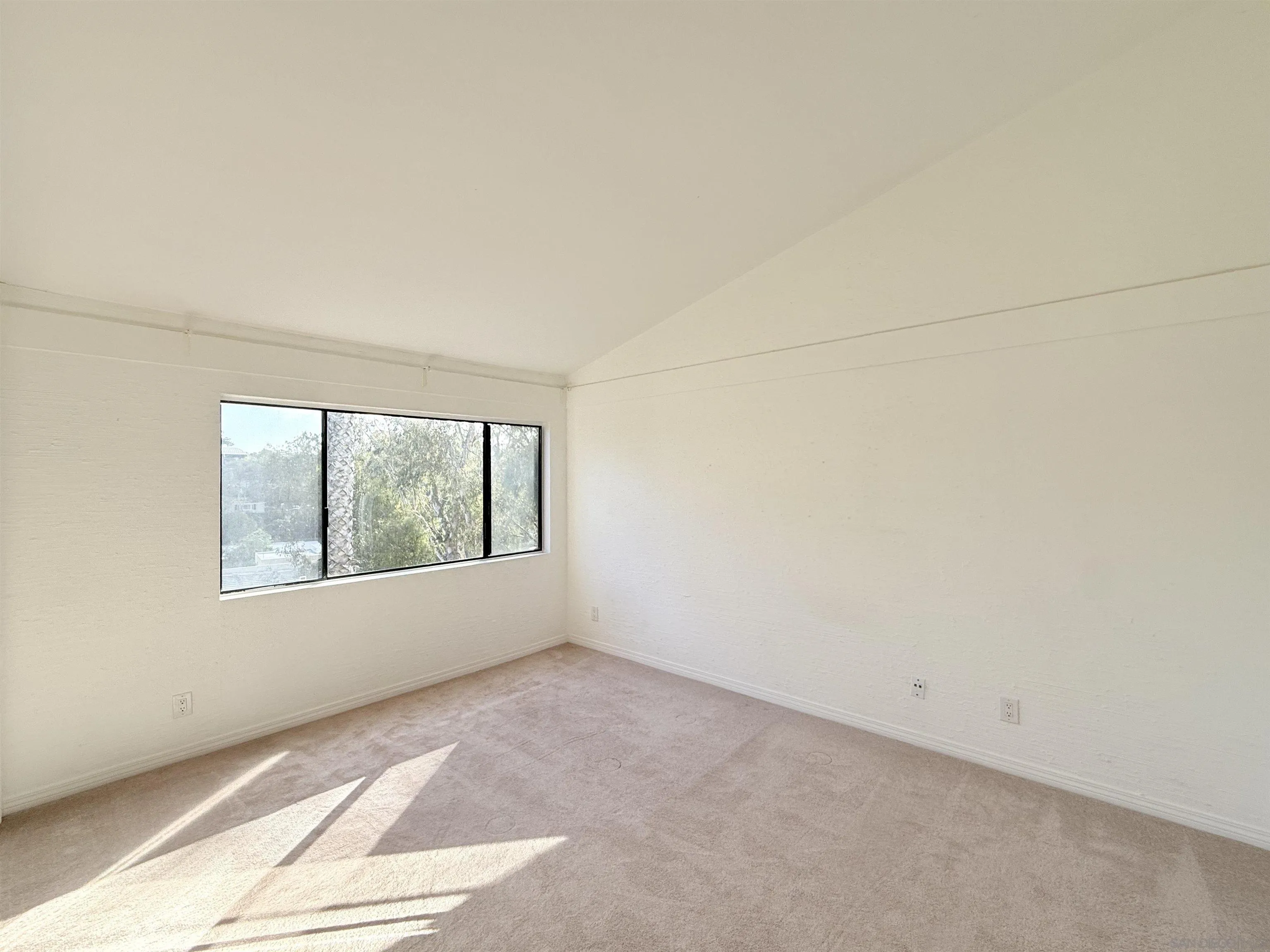 https://cdn.realtyfeed.com/cdn/127/260005512/e6e2df83b5228f01f2417832b0099d17.webp